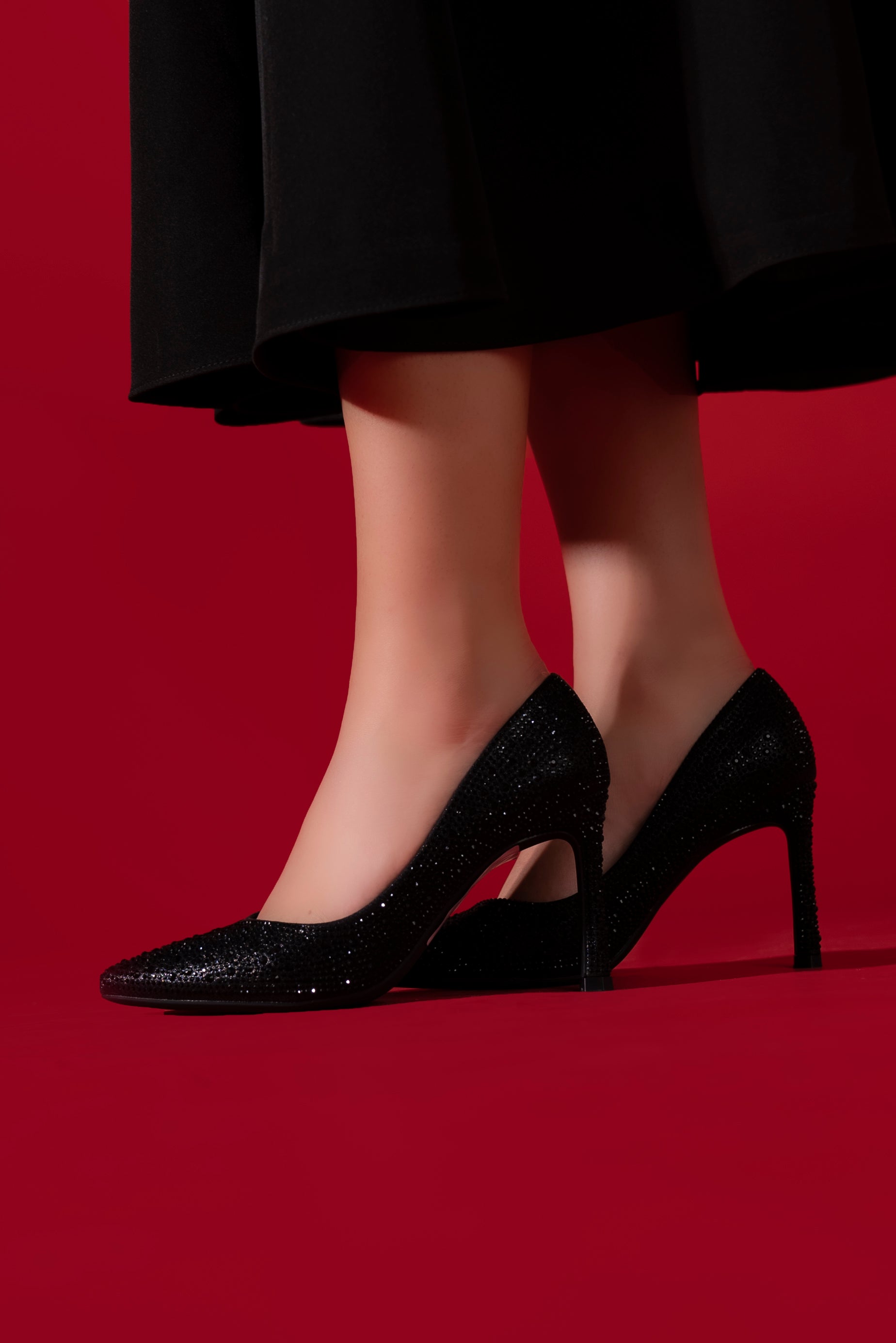 Escarpins à talons fins ornés de strass scintillants