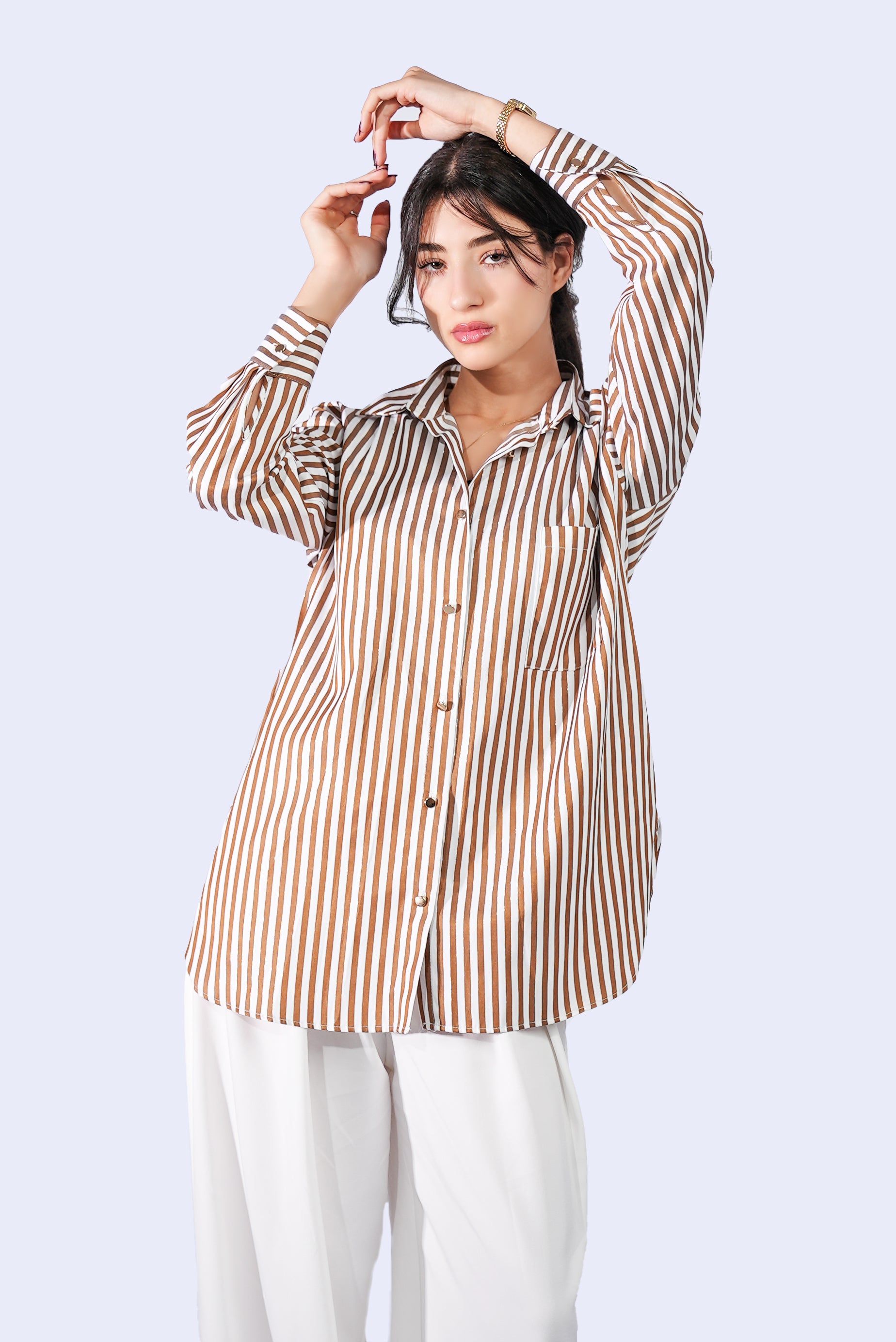 Chemise à rayures marron et blanches