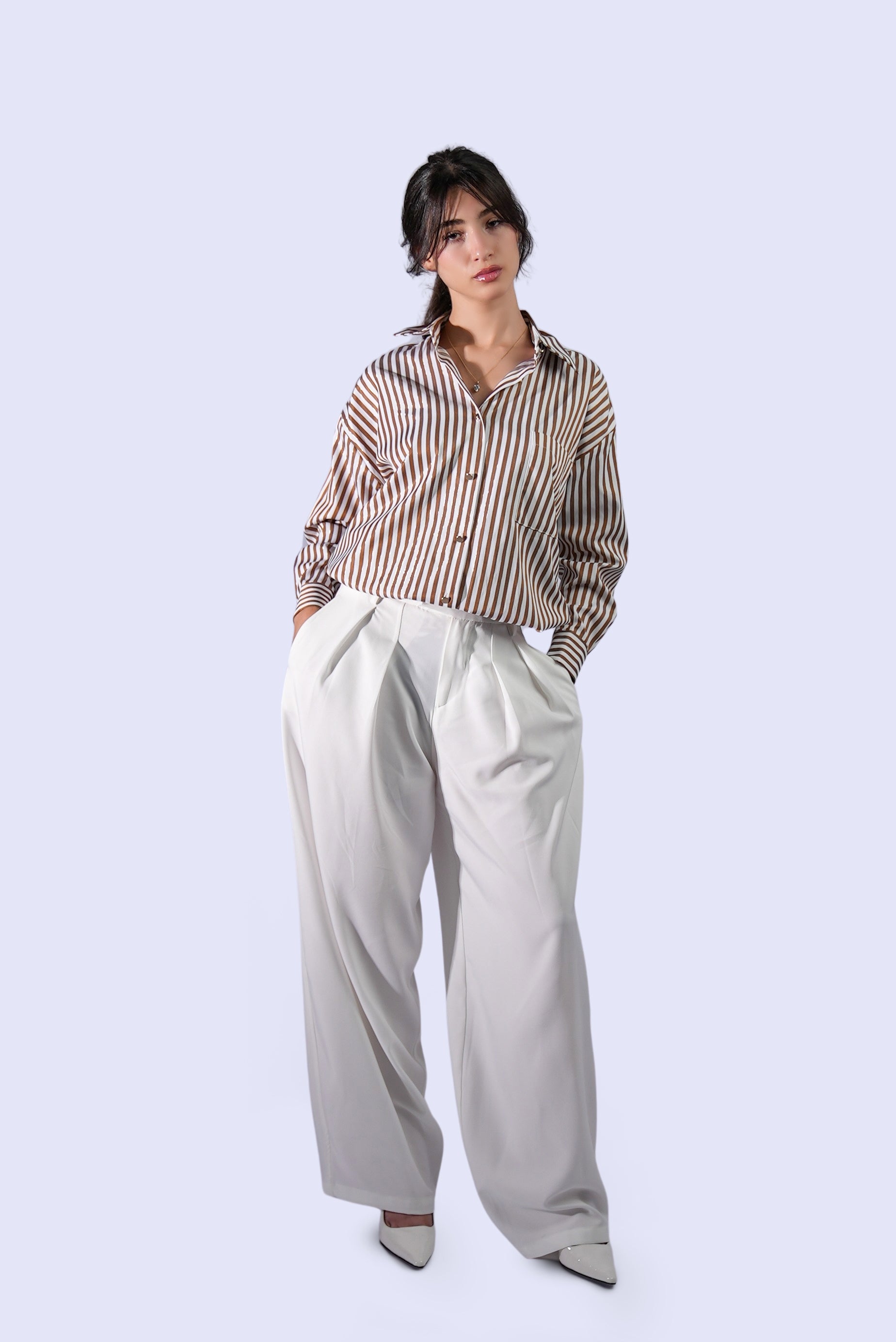 Chemise à rayures marron et blanches