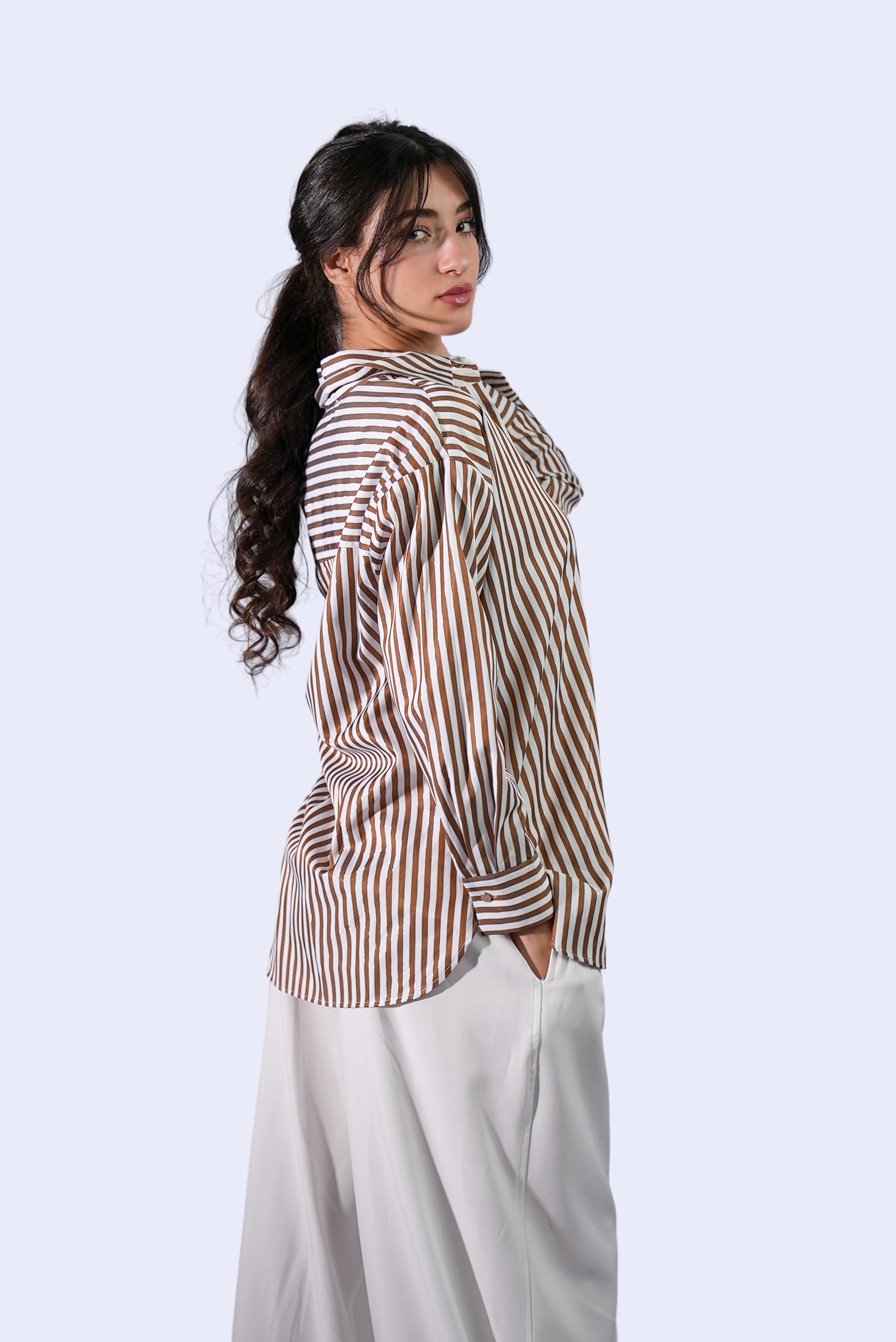 Chemise à rayures marron et blanches