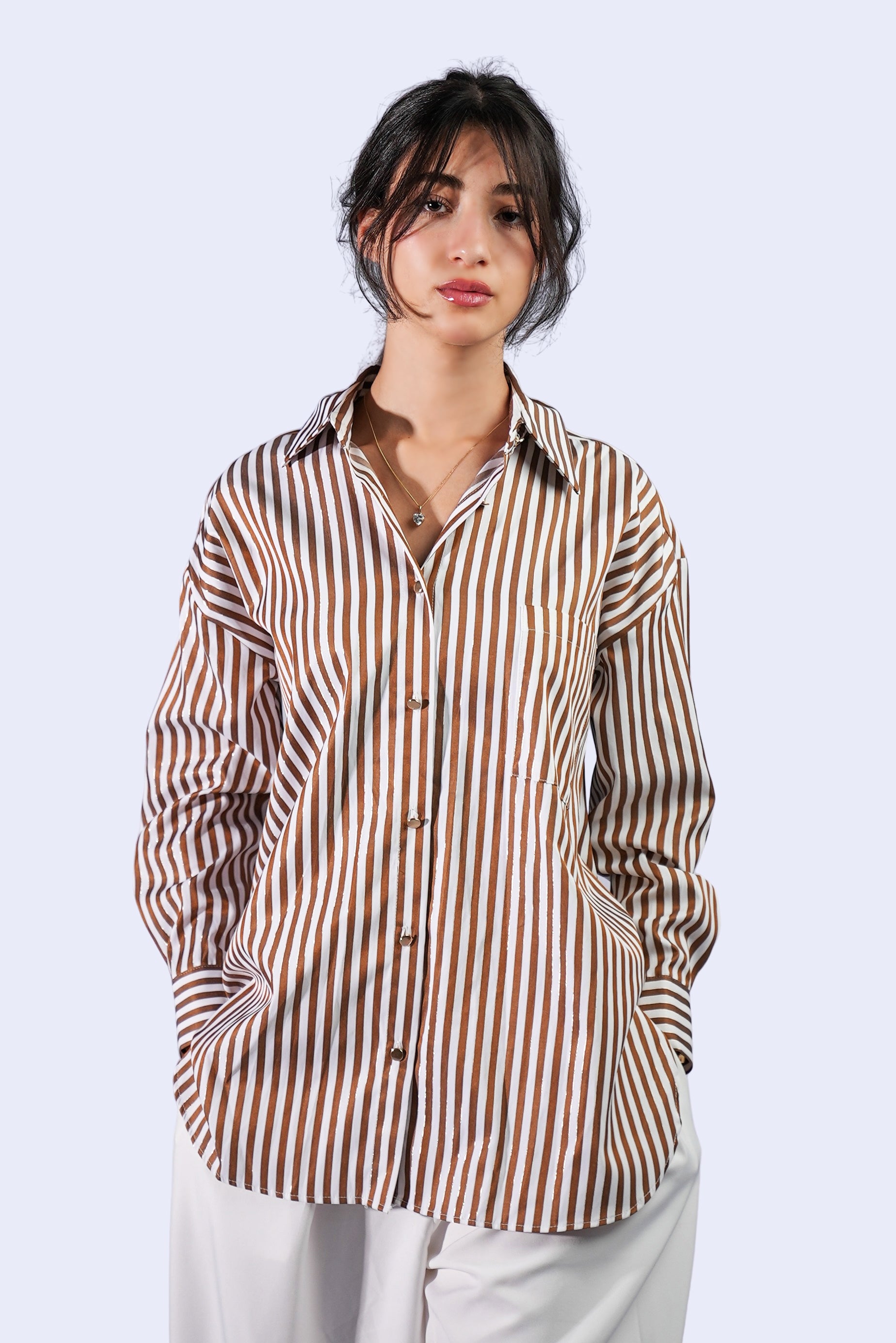 Chemise à rayures marron et blanches