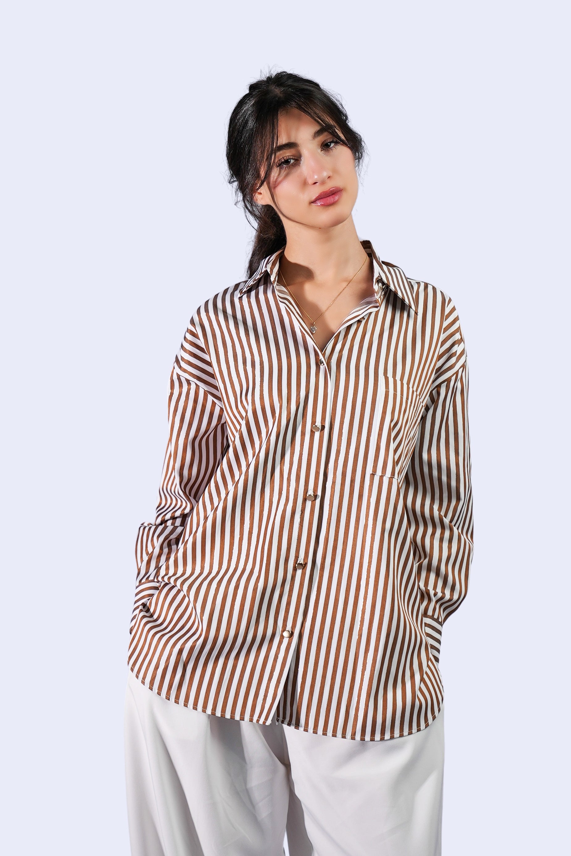 Chemise à rayures marron et blanches