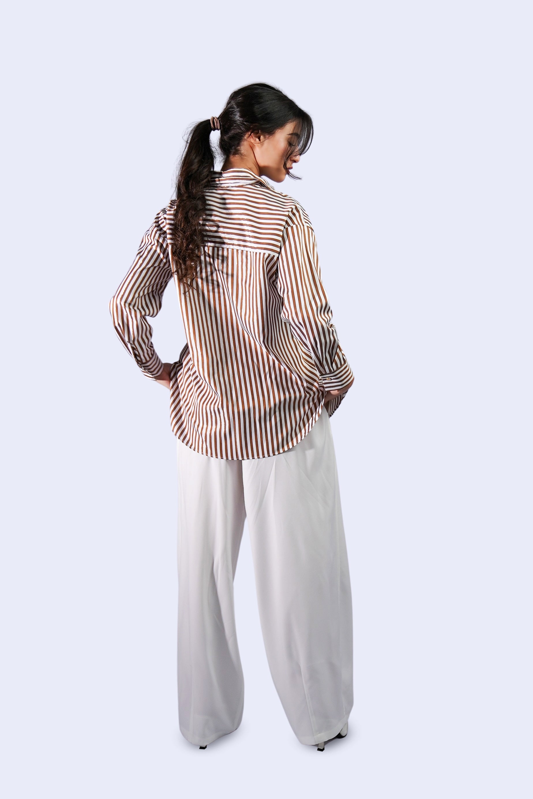 Chemise à rayures marron et blanches