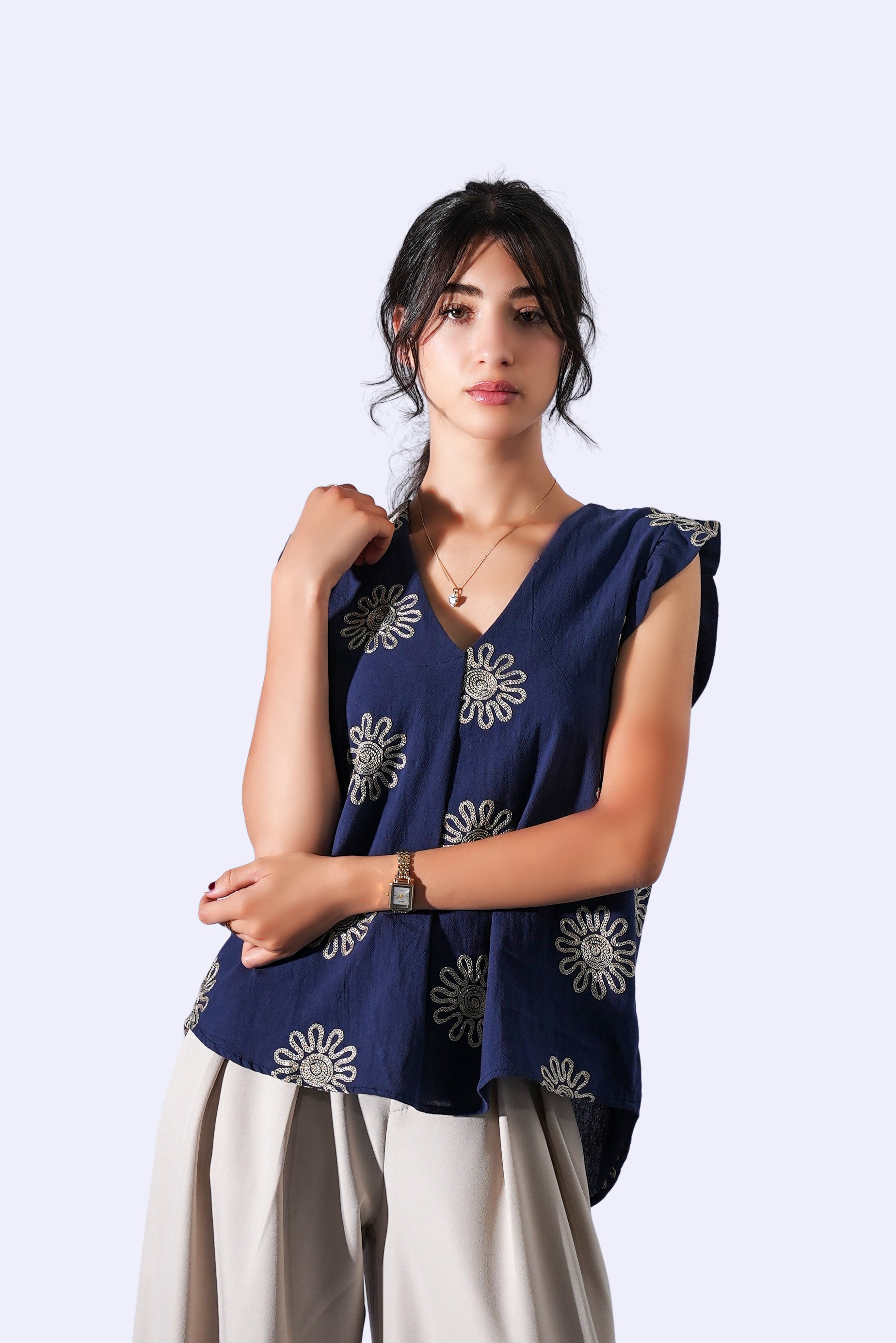 Haut sans manches bleu marine à broderies florales