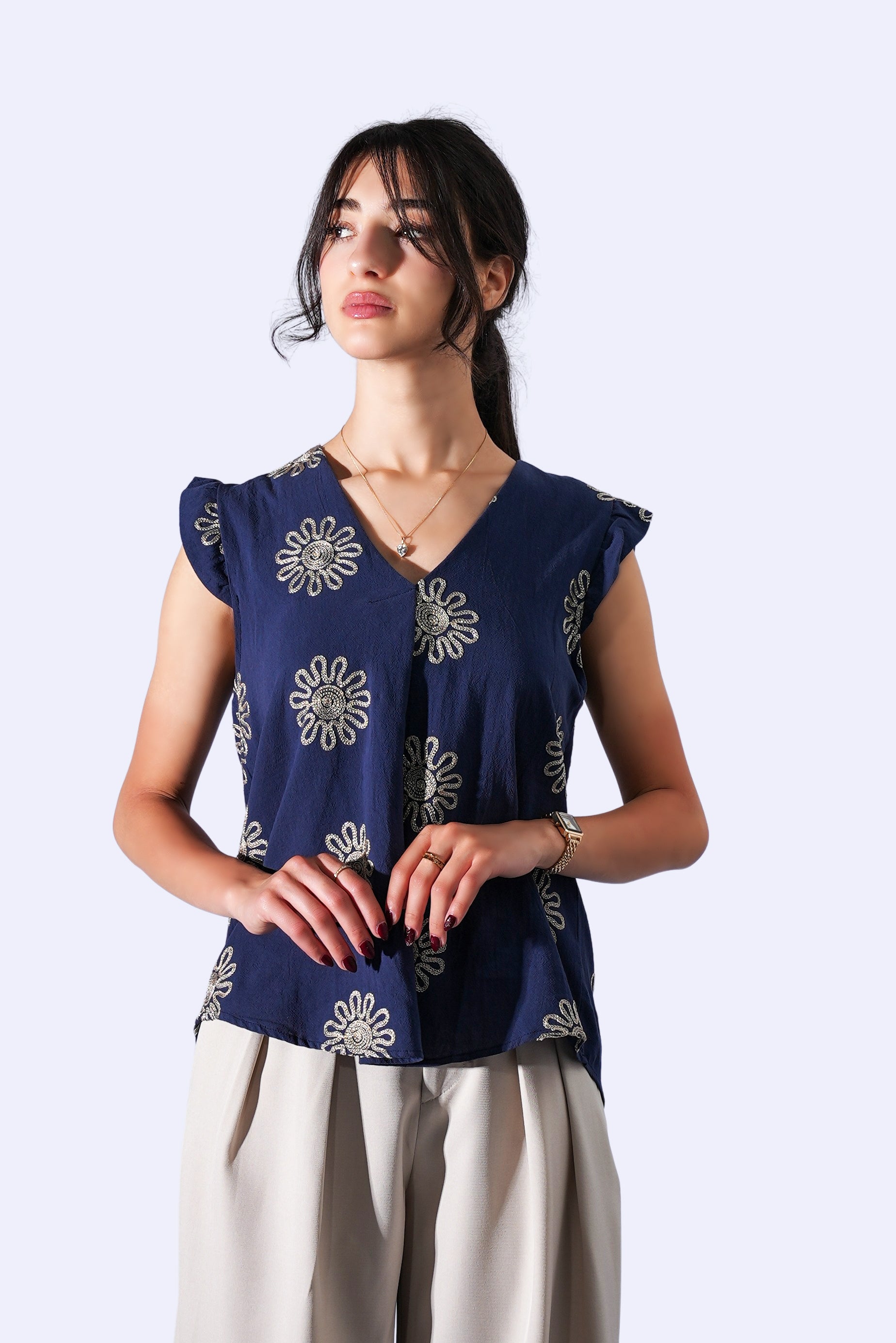 Haut sans manches bleu marine à broderies florales