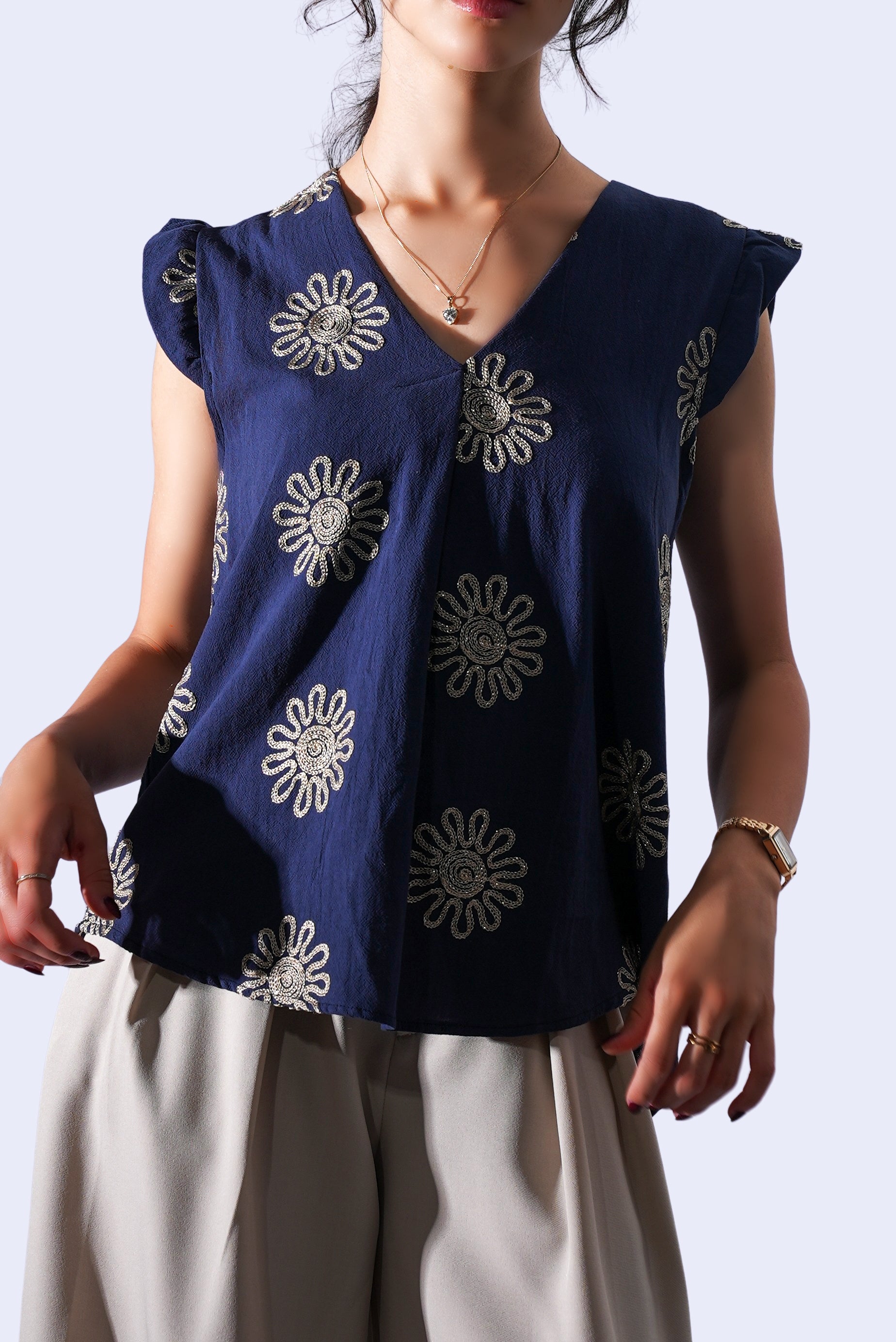 Haut sans manches bleu marine à broderies florales