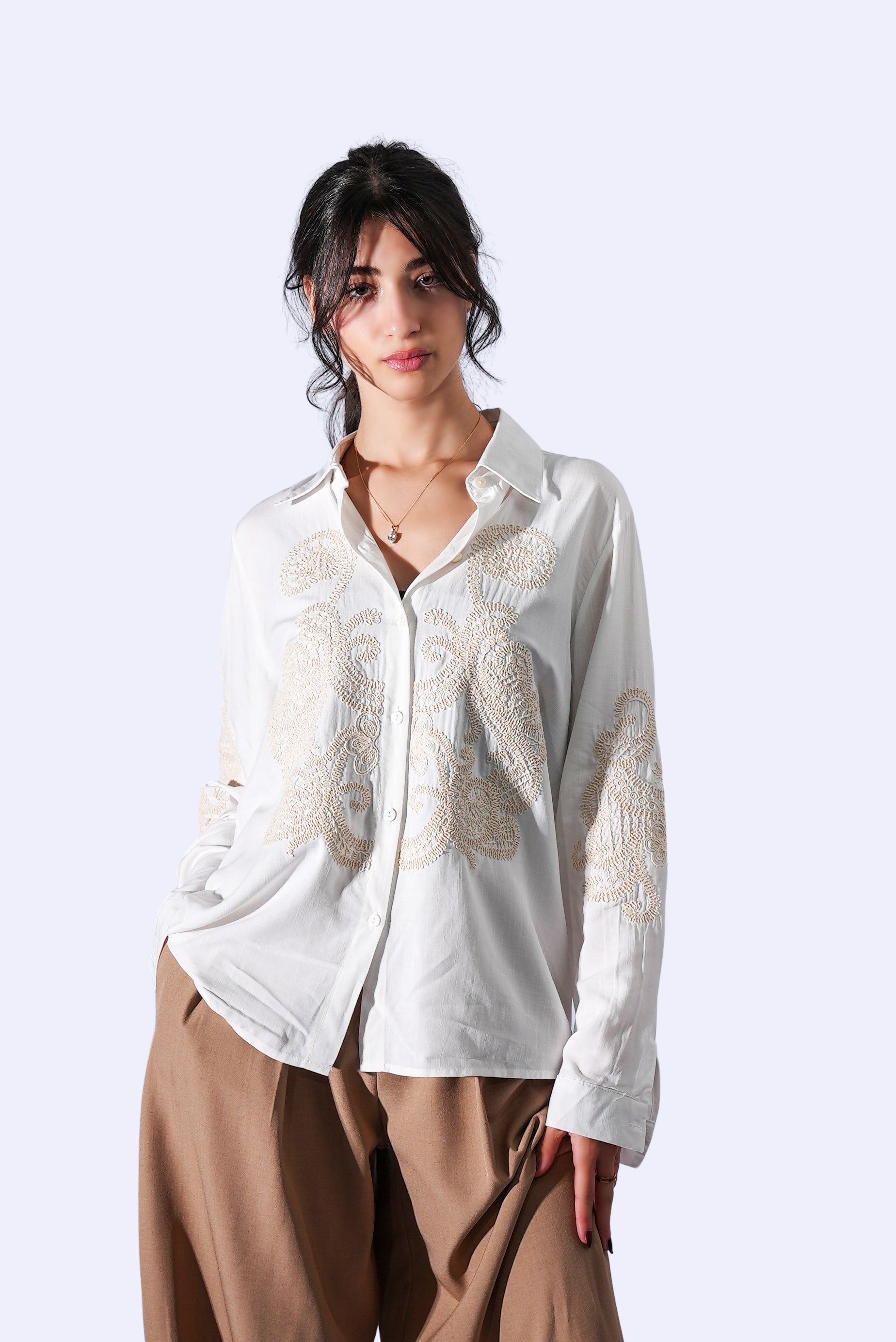 Chemise blanche brodée