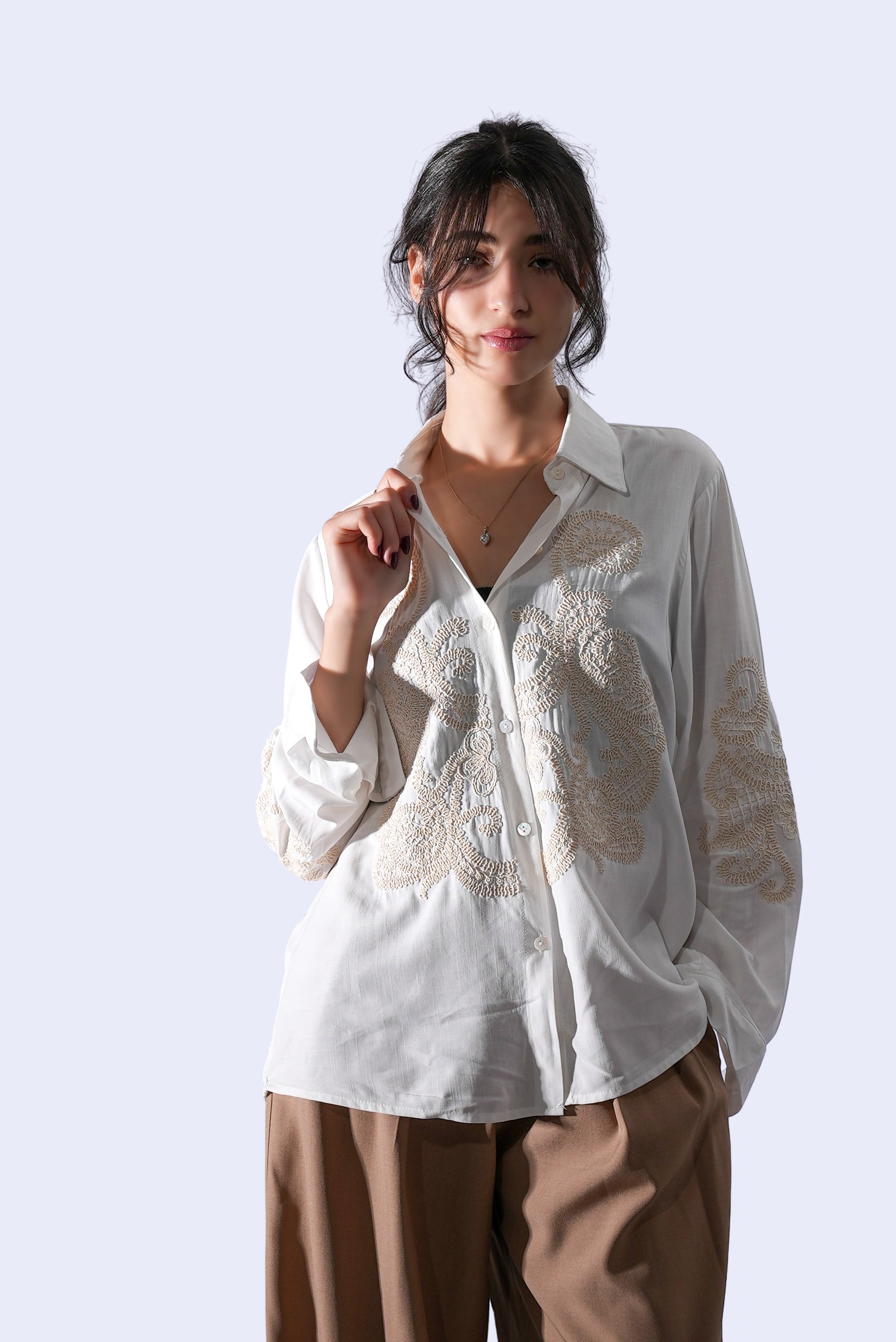 Chemise blanche brodée