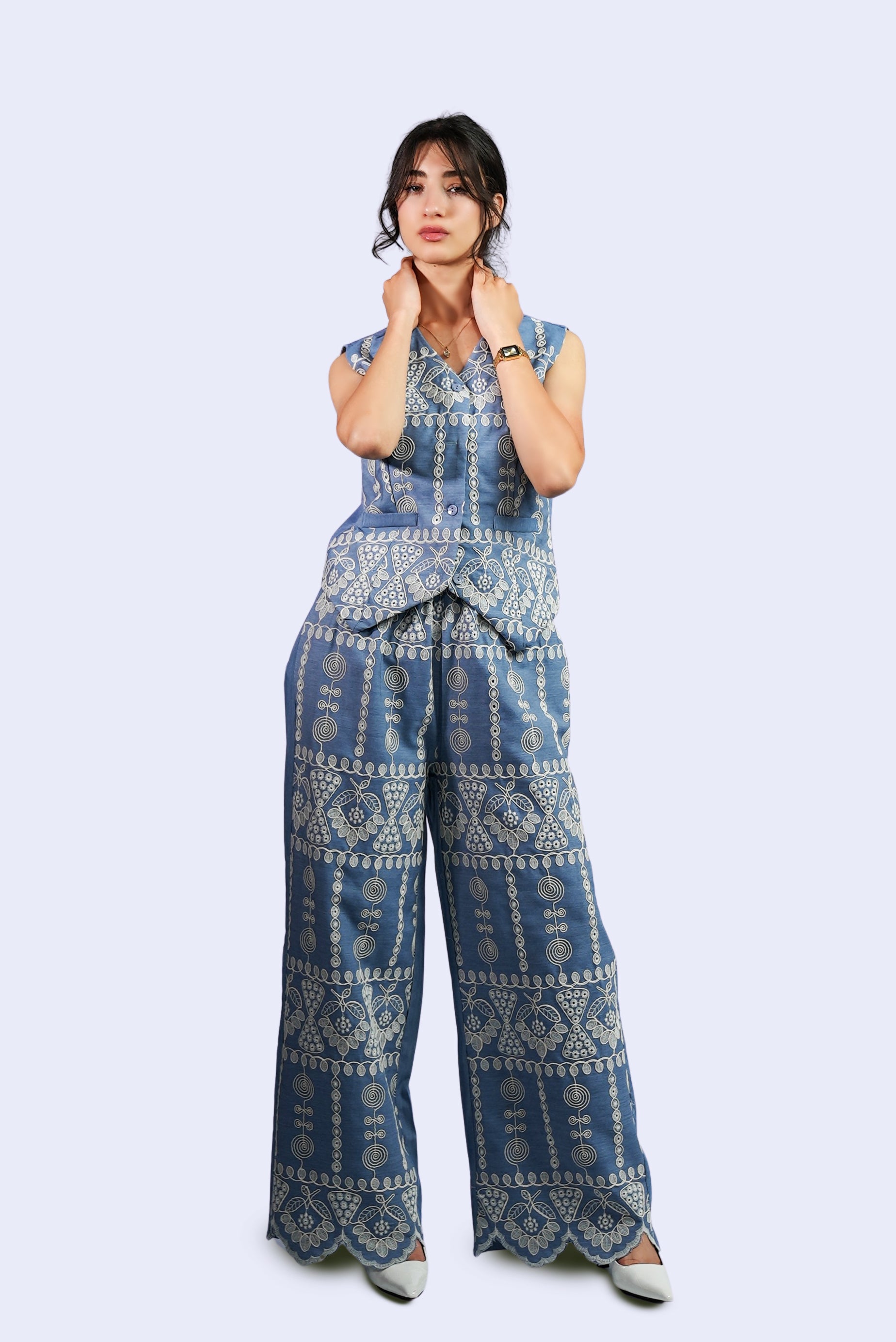 Ensemble bleu brodé