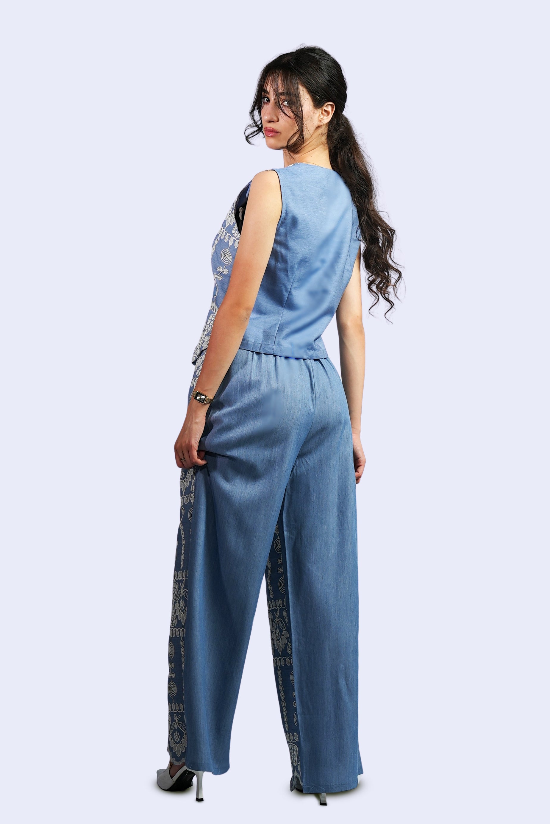 Ensemble bleu brodé