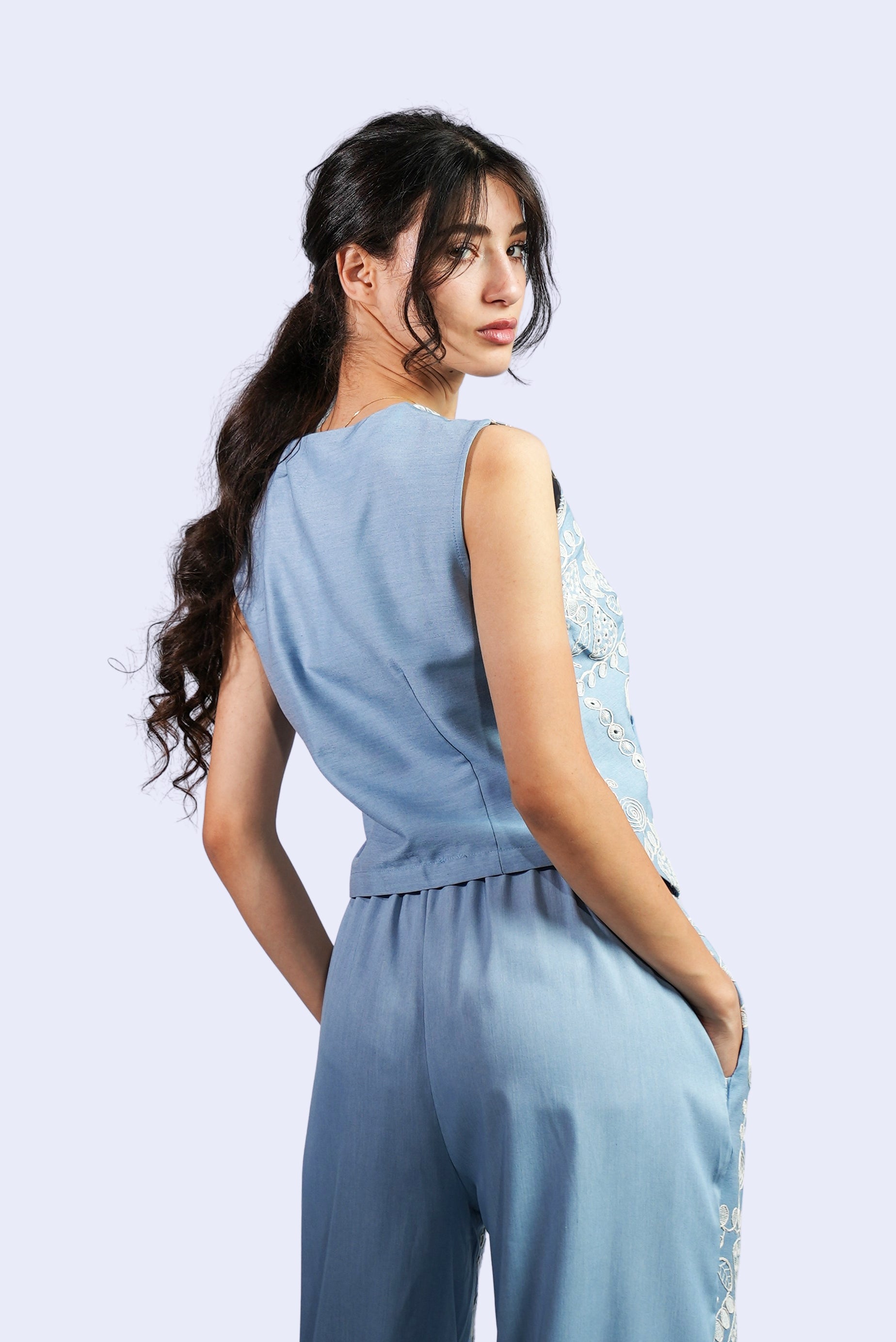 Ensemble bleu brodé