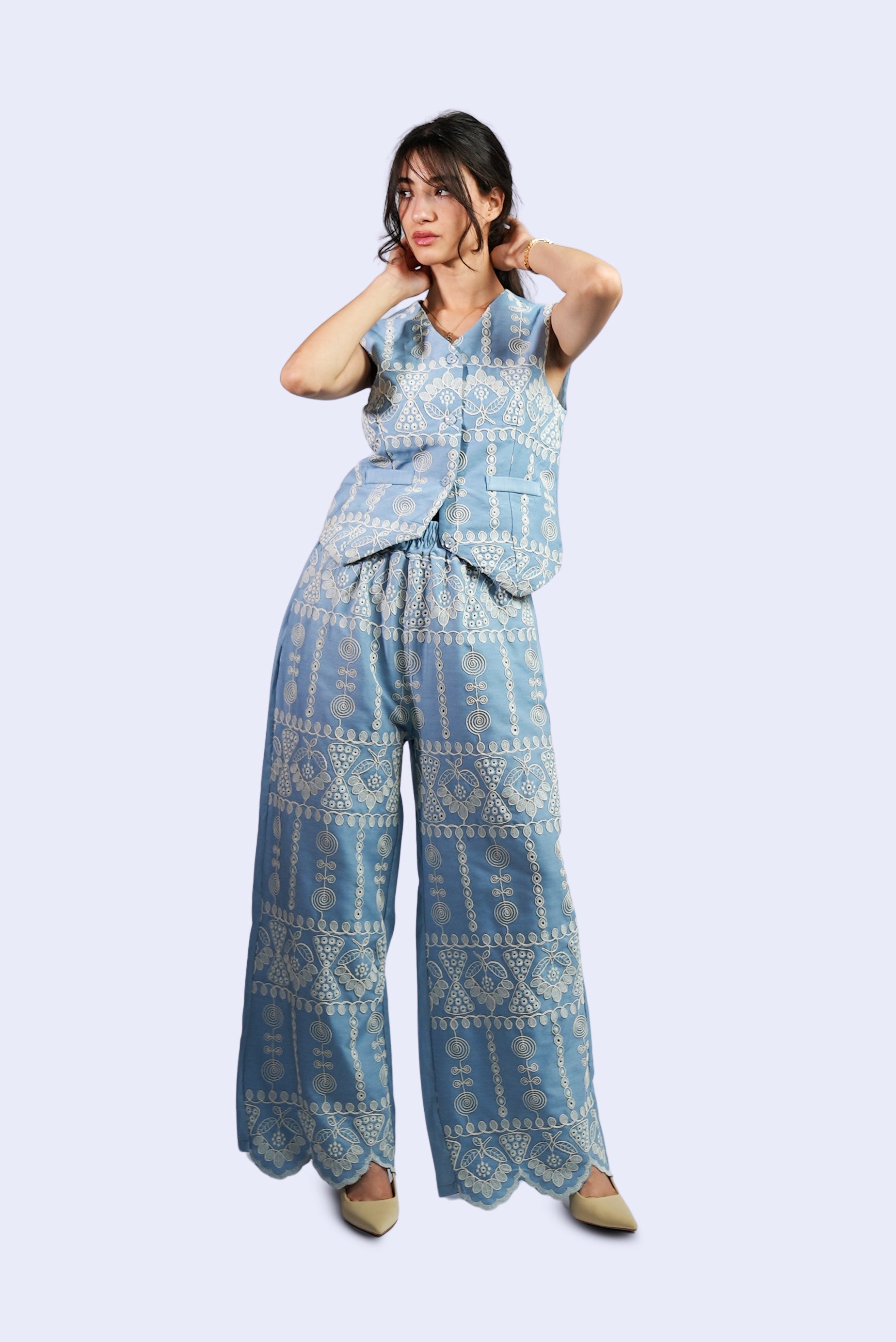 Ensemble bleu brodé