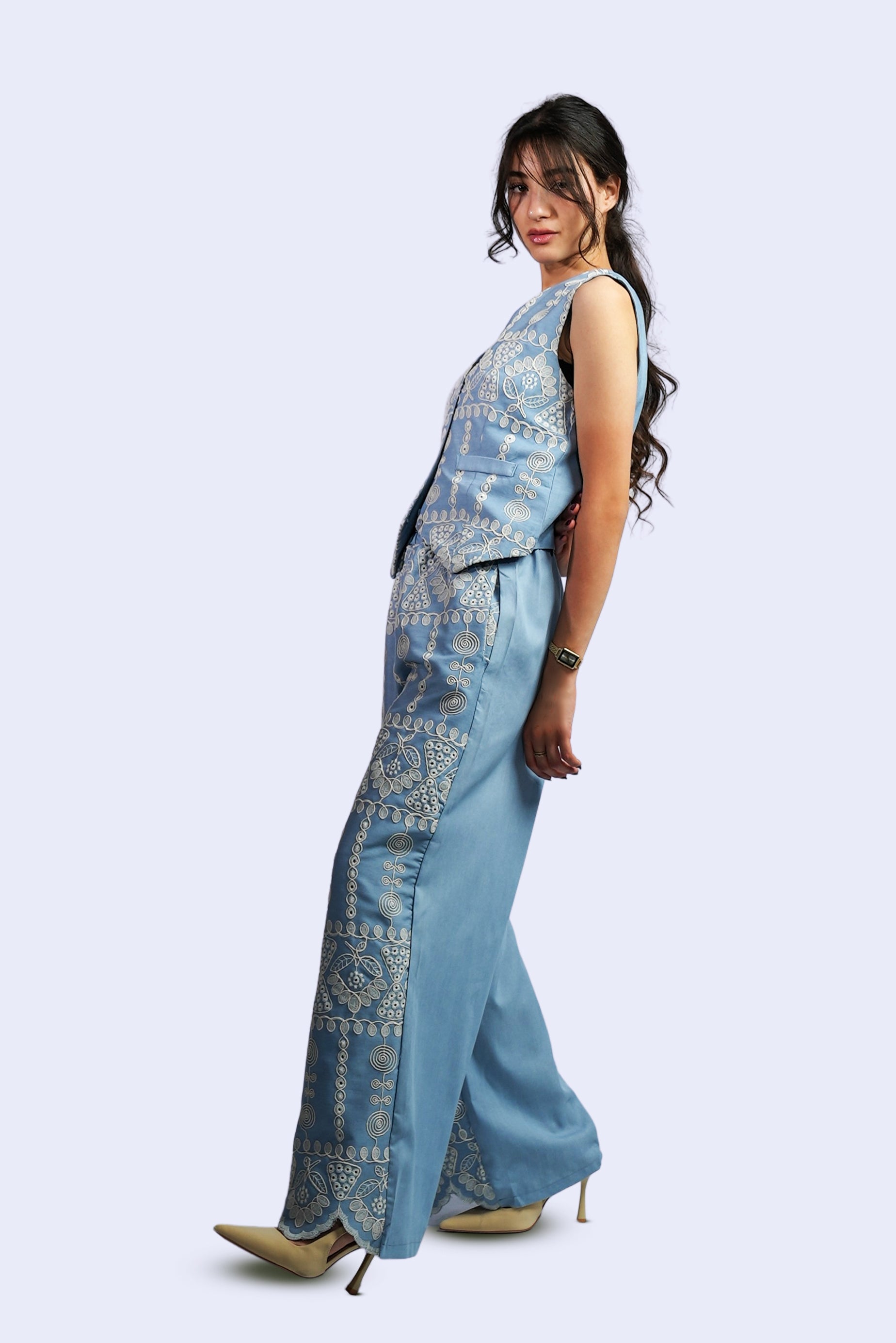 Ensemble bleu brodé