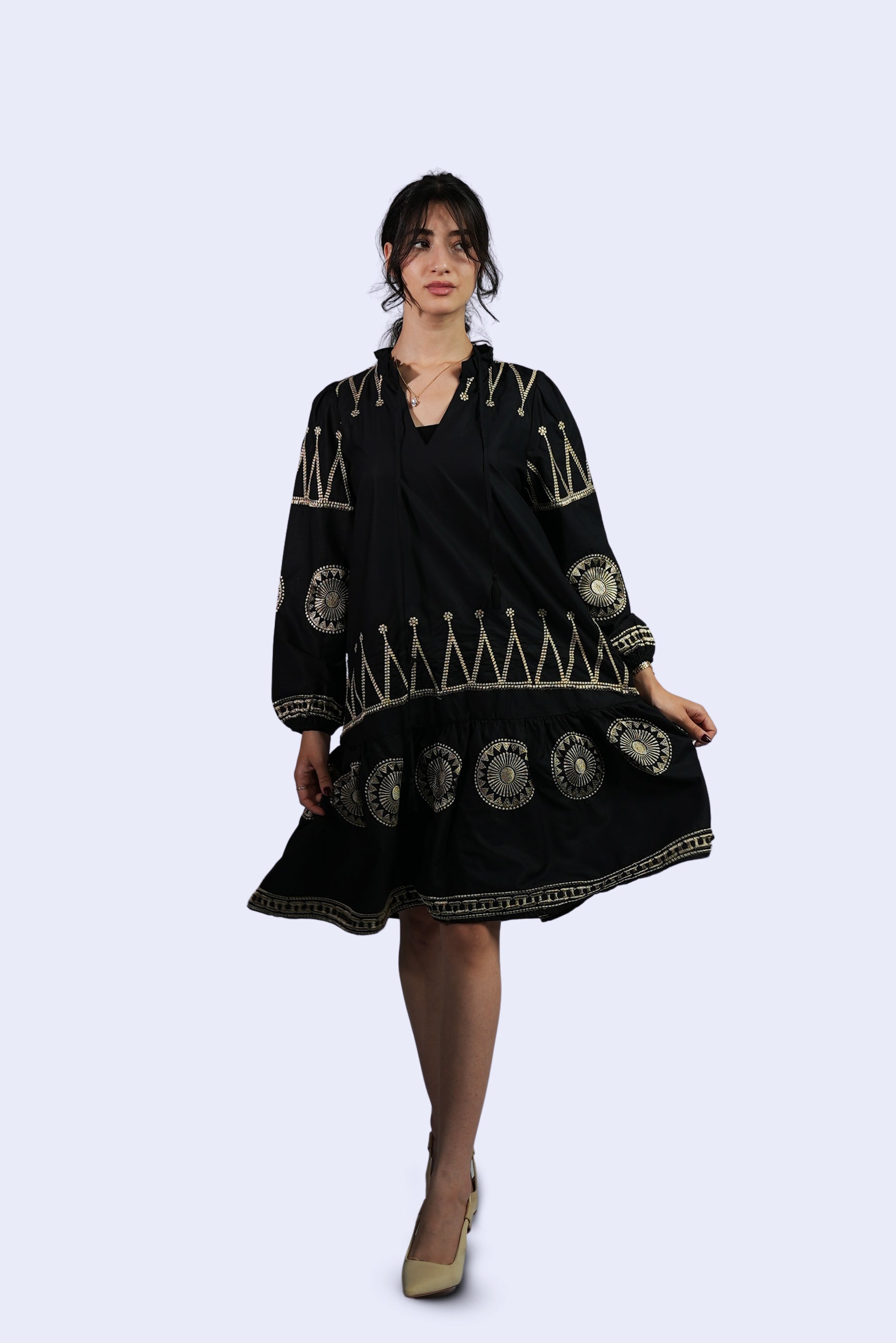 Robe noire brodée dorée