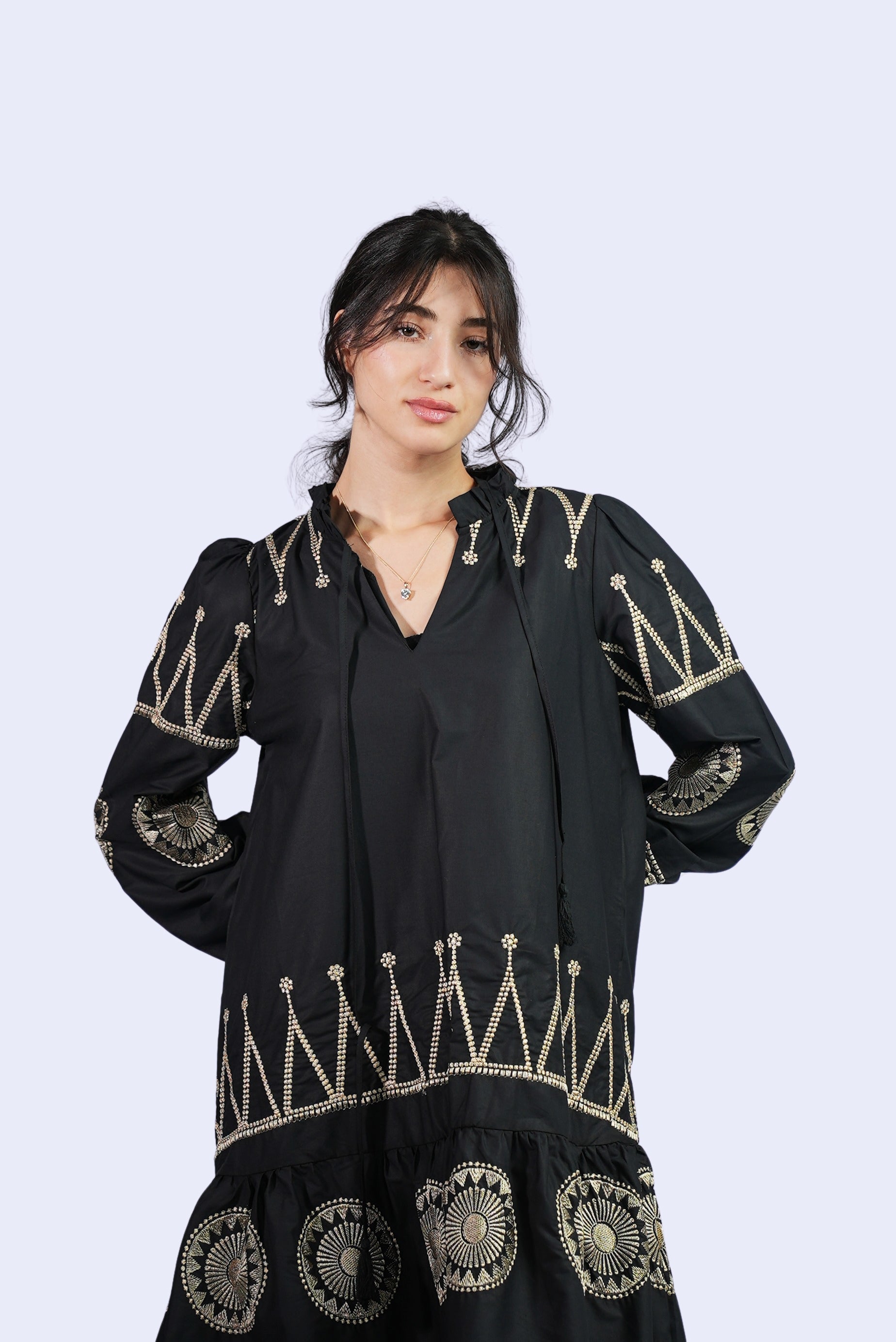 Robe noire brodée dorée