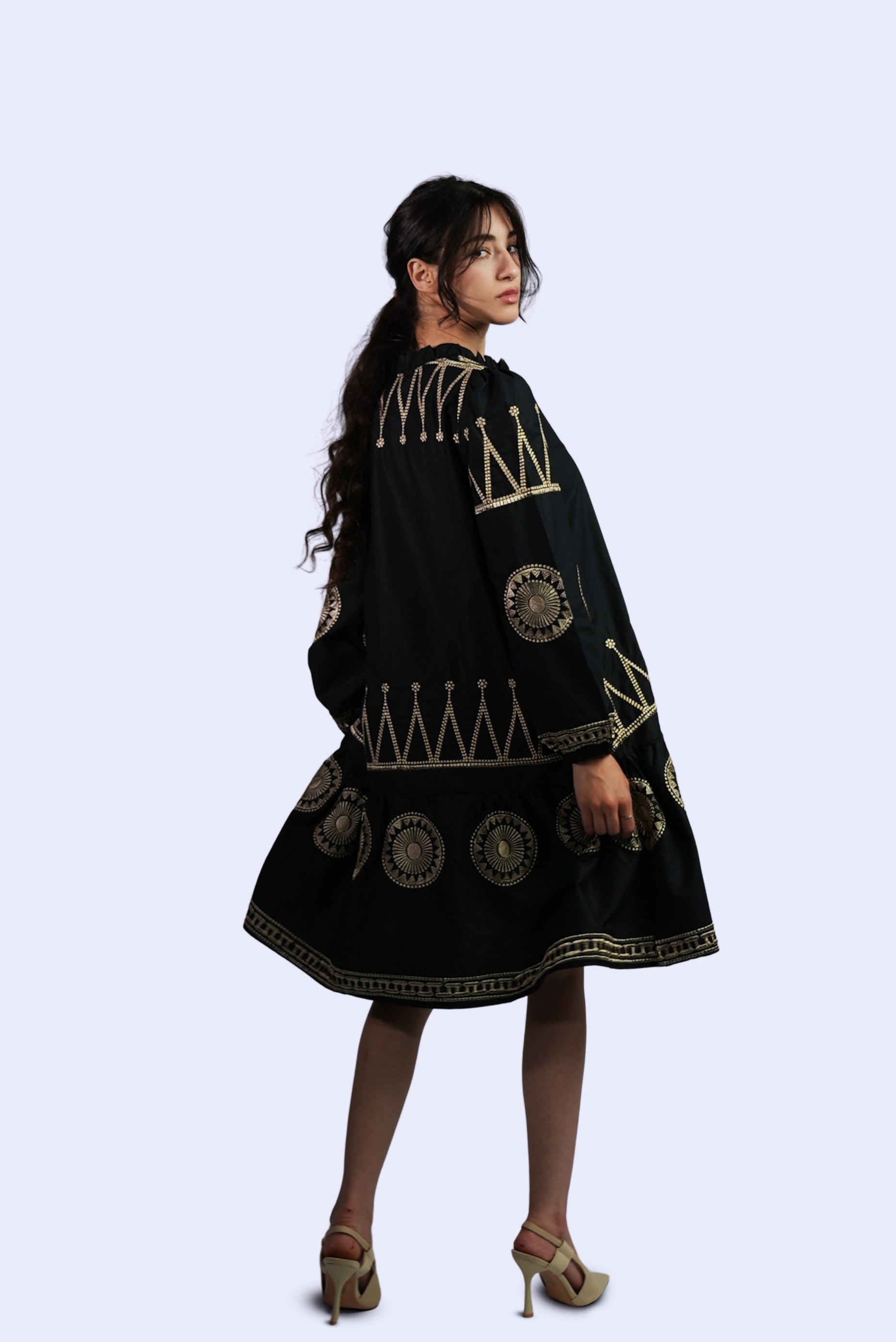 Robe noire brodée dorée