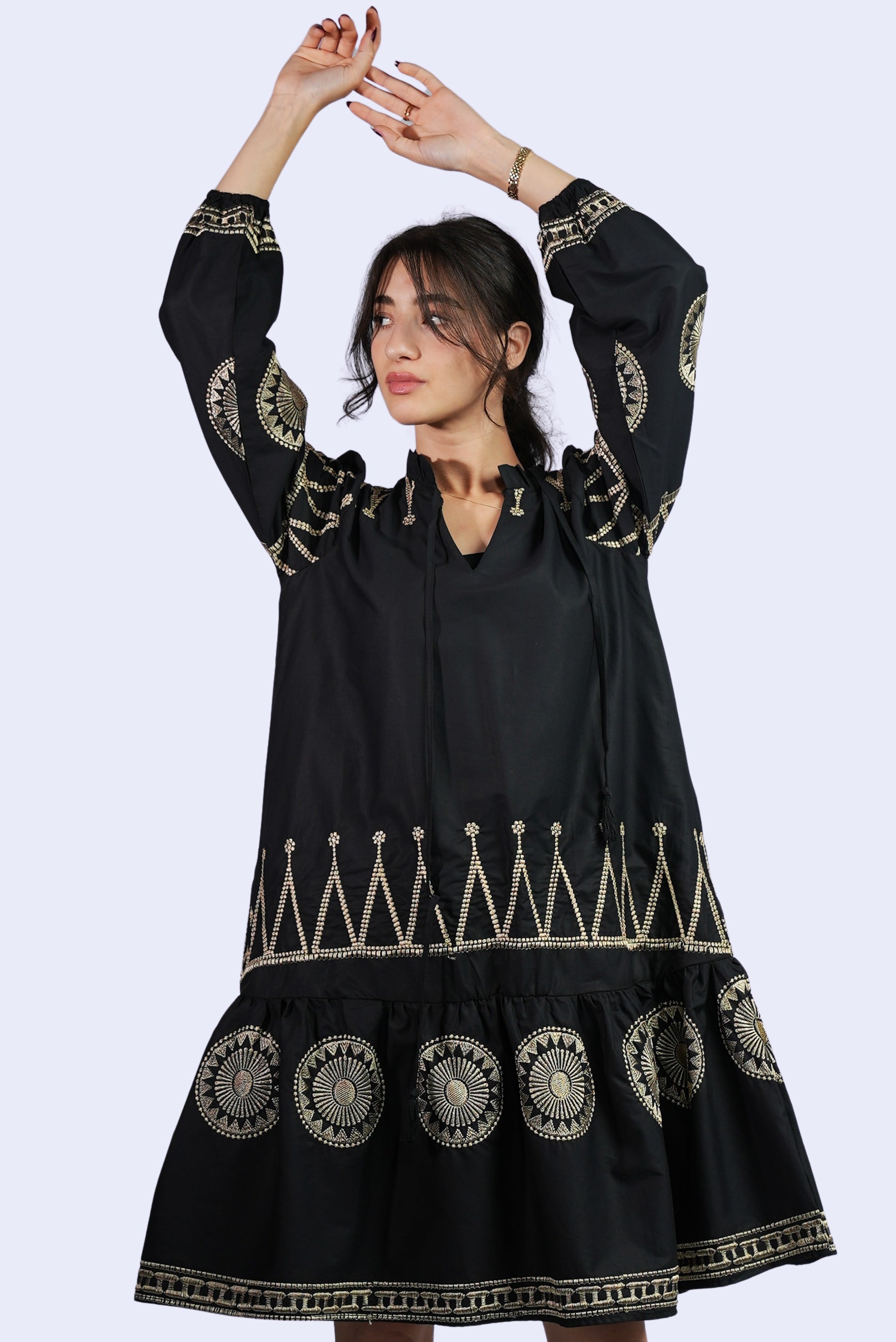 Robe noire brodée dorée