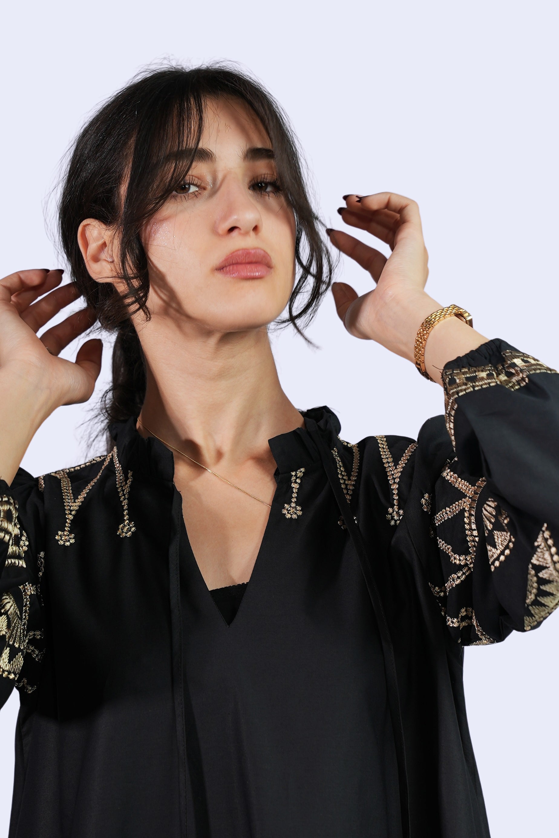 Robe noire brodée dorée