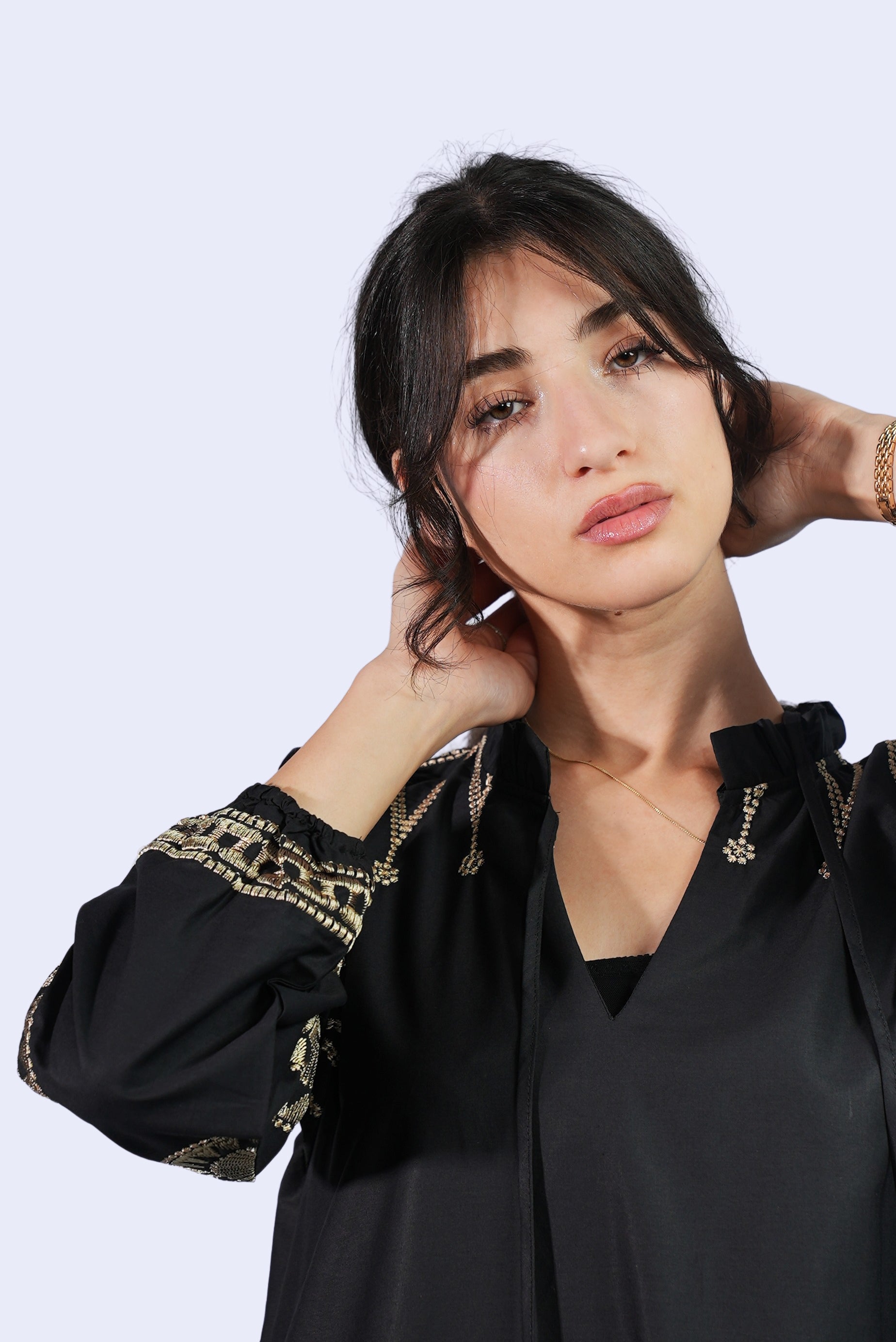 Robe noire brodée dorée