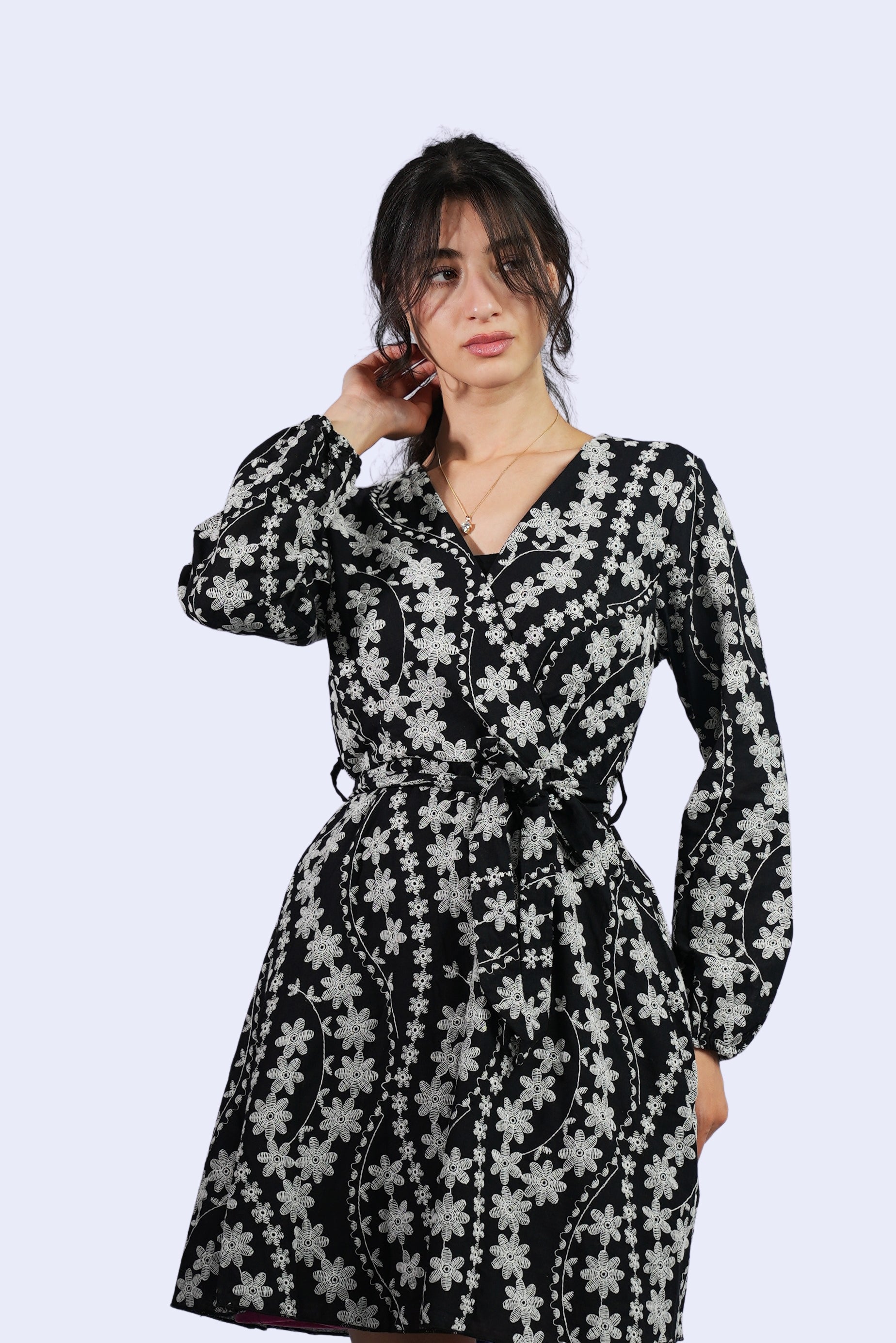 Robe noire brodée fleurs blanches