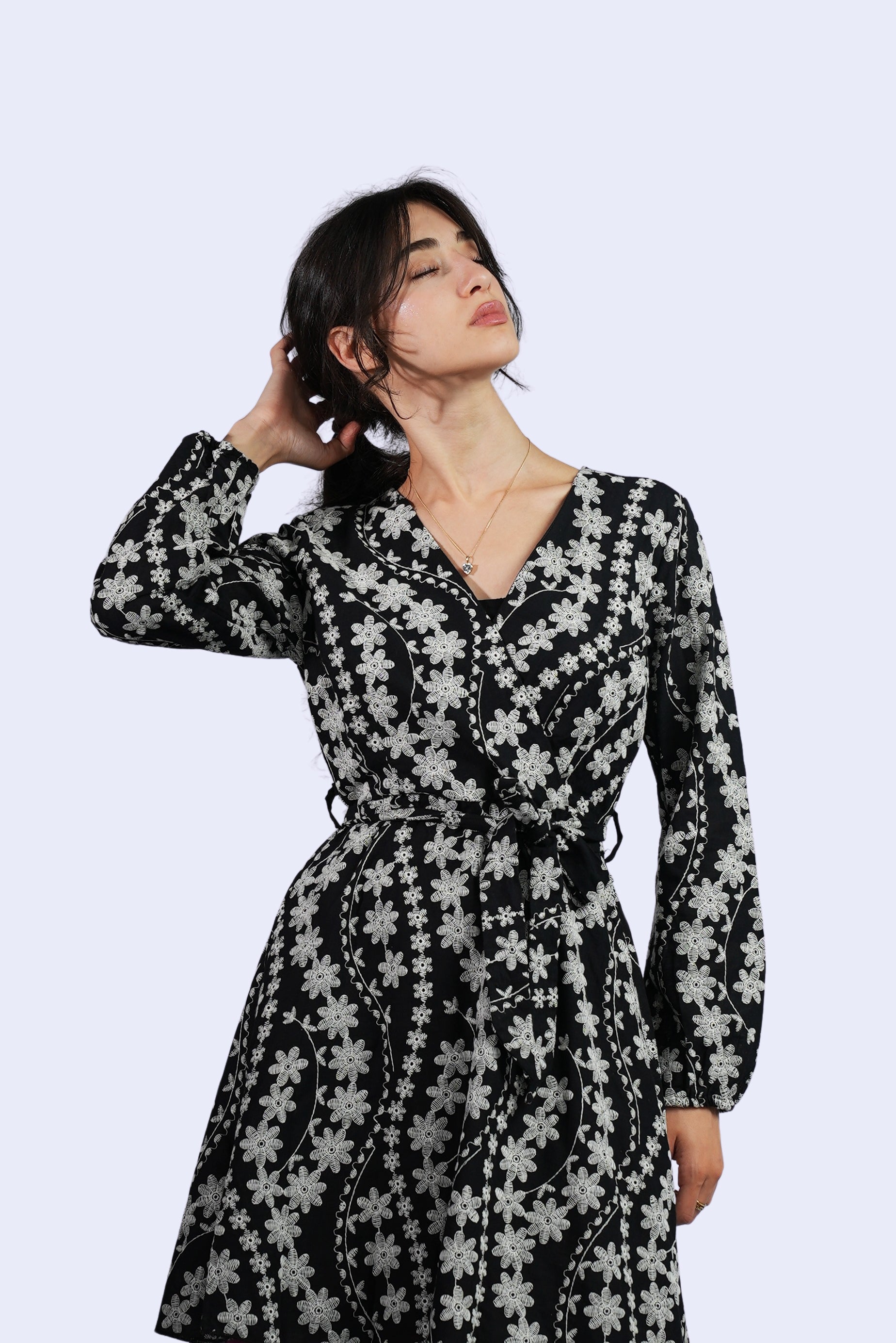 Robe noire brodée fleurs blanches