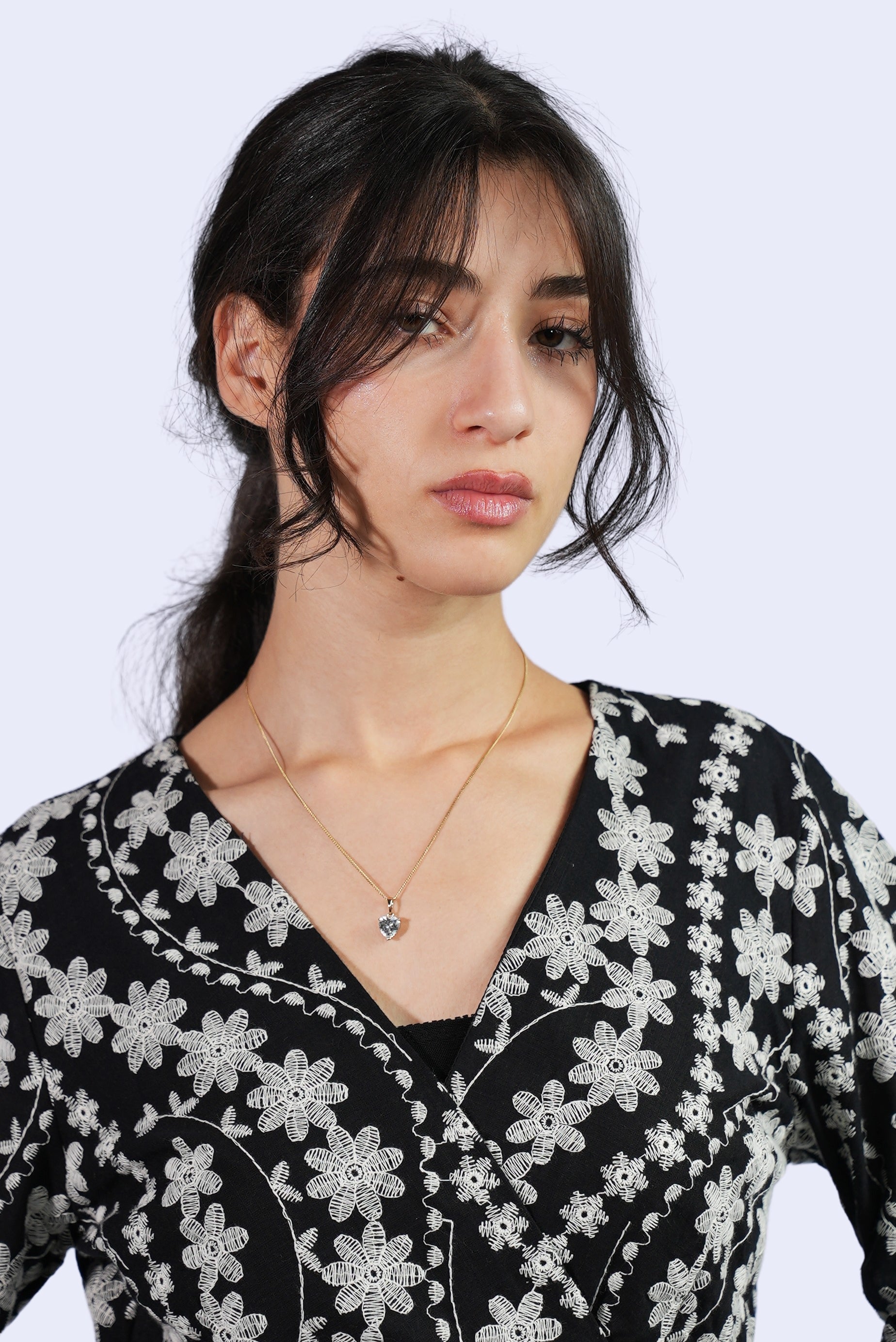 Robe noire brodée fleurs blanches