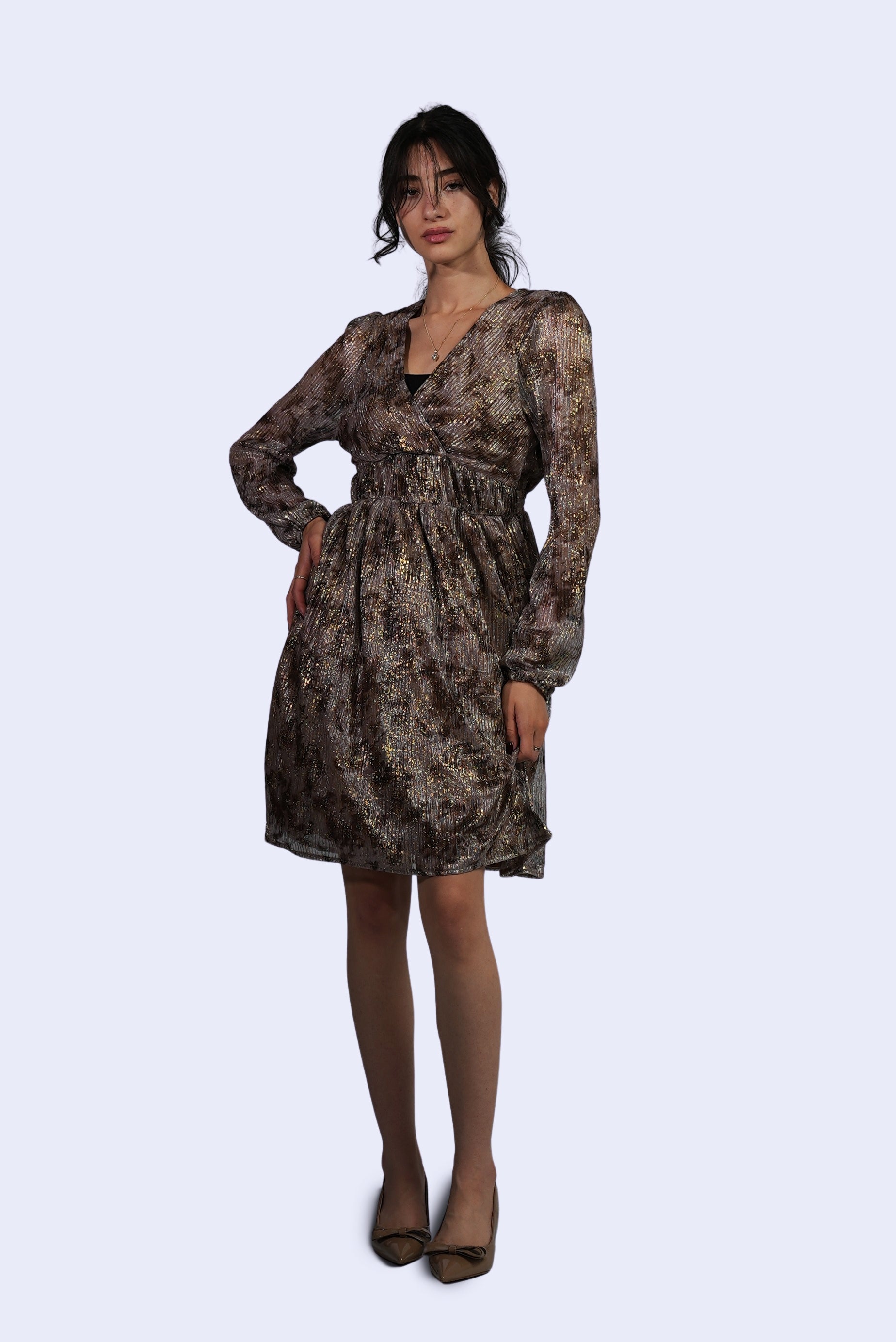 Robe plissée marron à reflets dorés