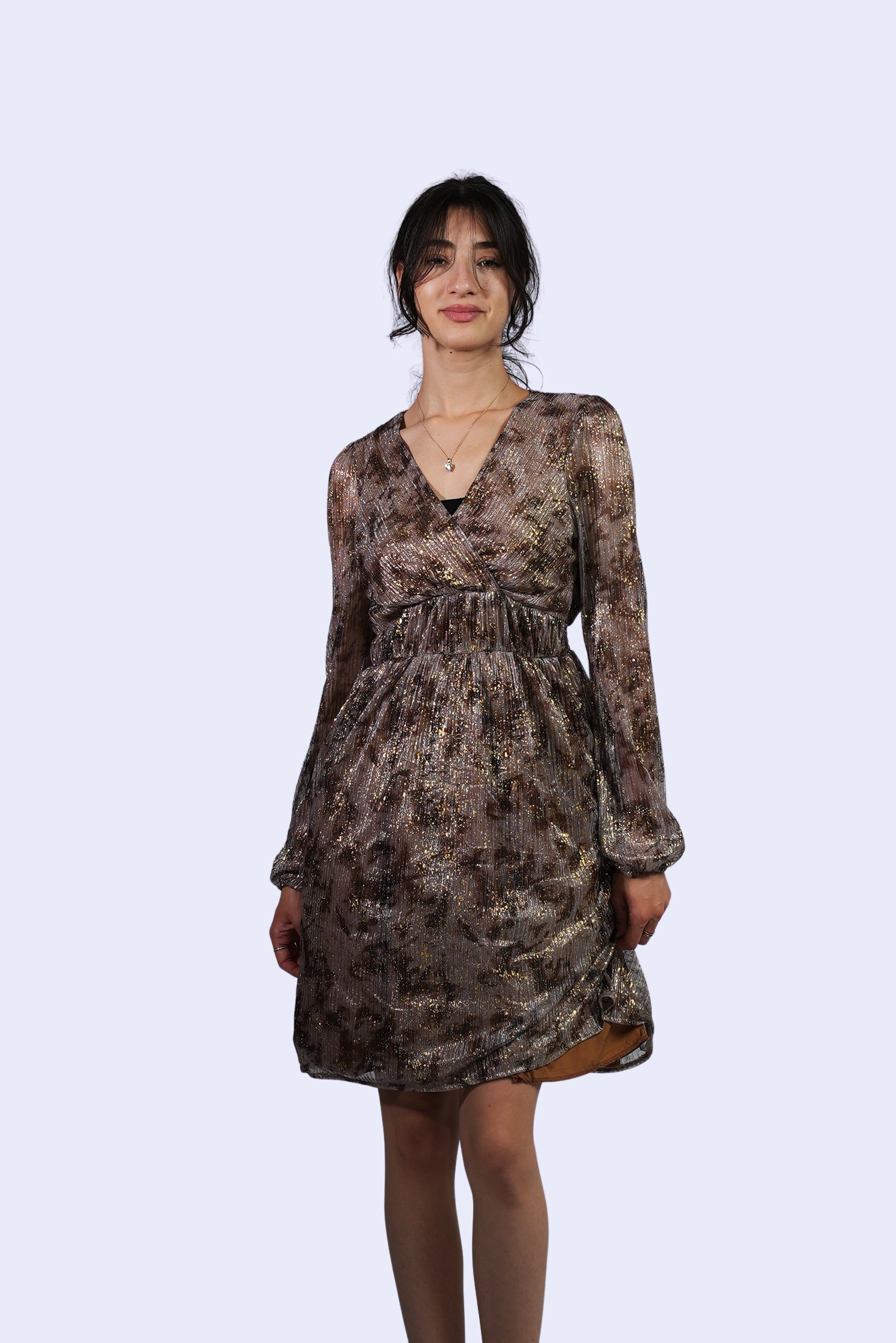 Robe plissée marron à reflets dorés