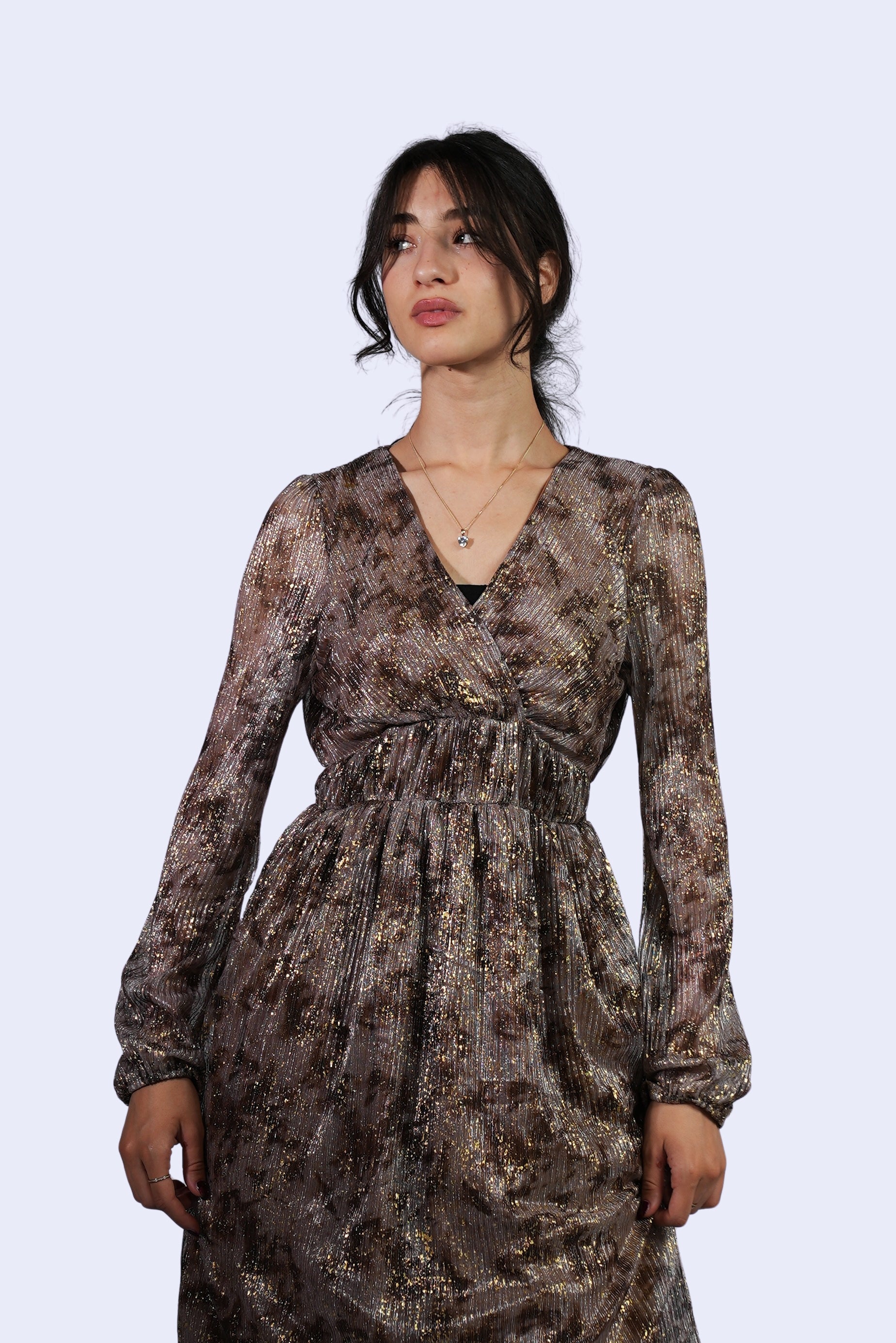 Robe plissée marron à reflets dorés