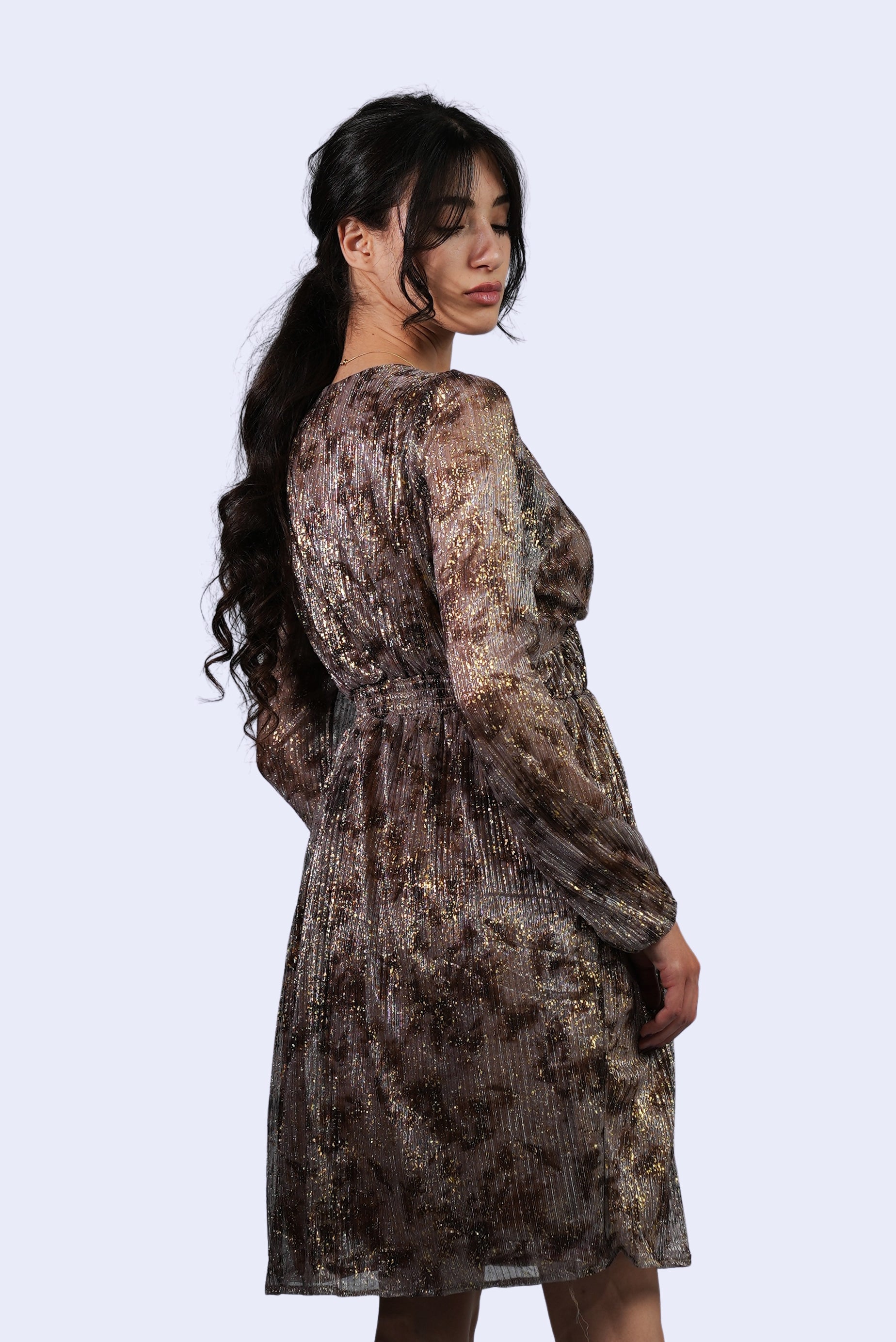 Robe plissée marron à reflets dorés