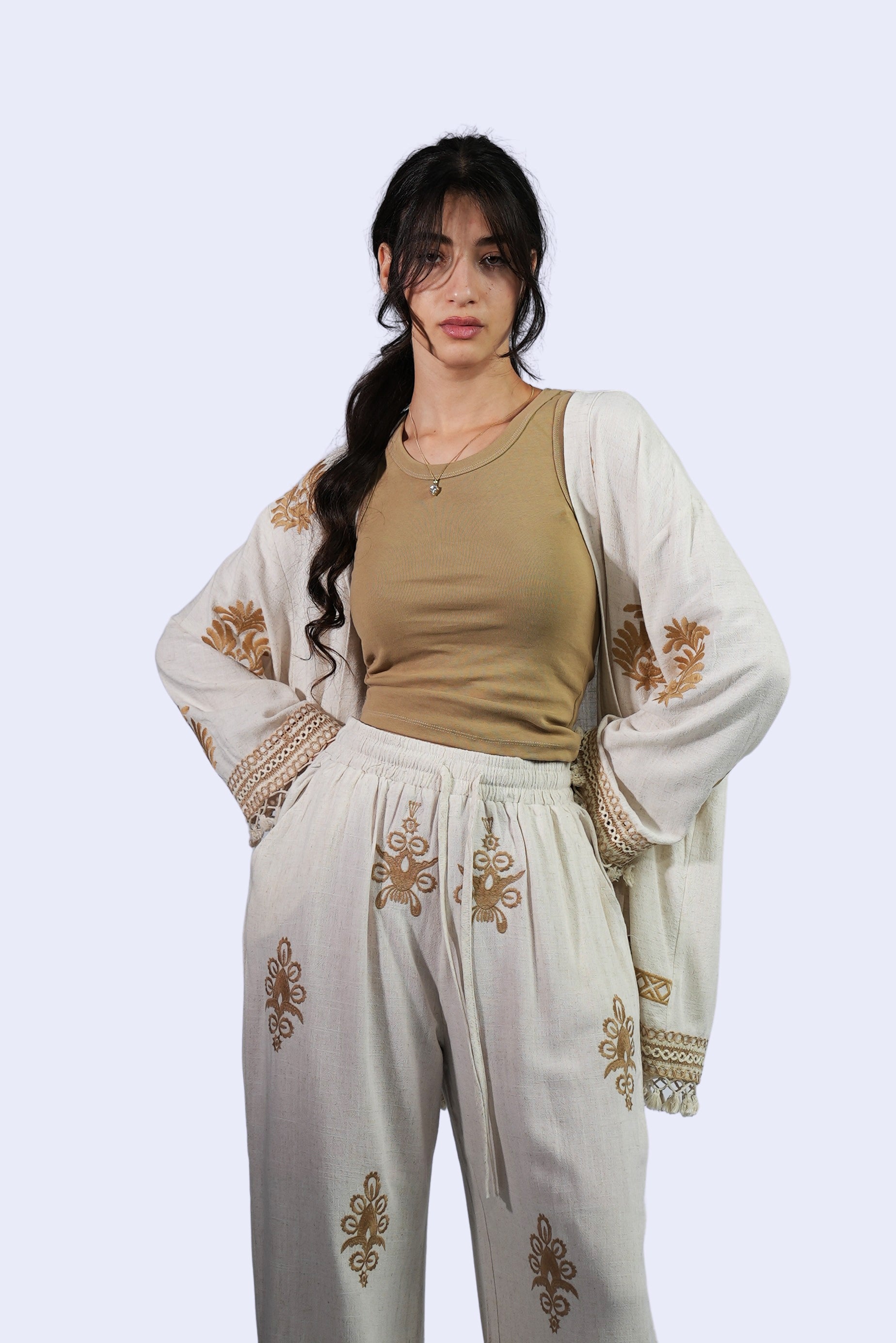 Ensemble écru à broderies dorées