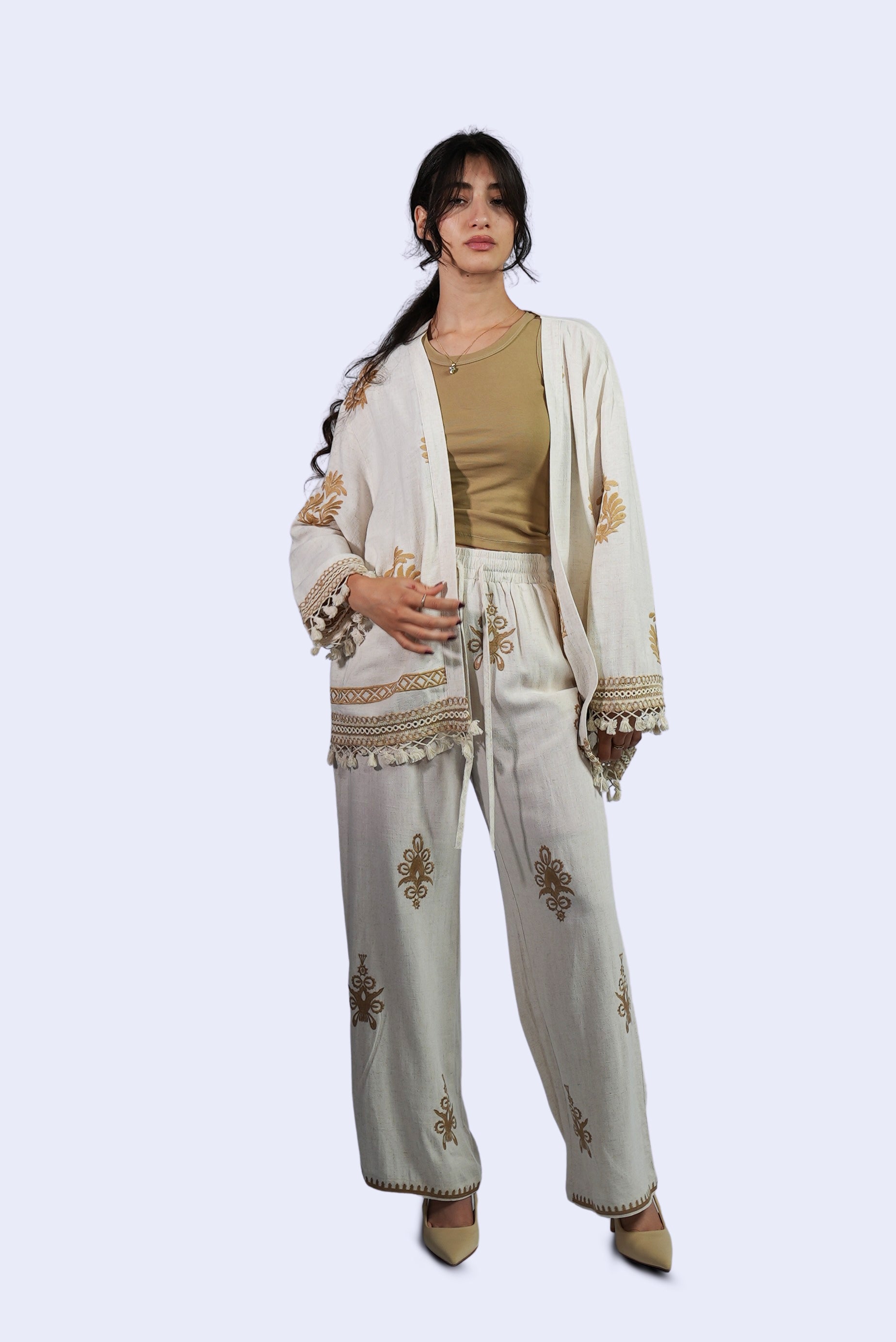 Ensemble écru à broderies dorées