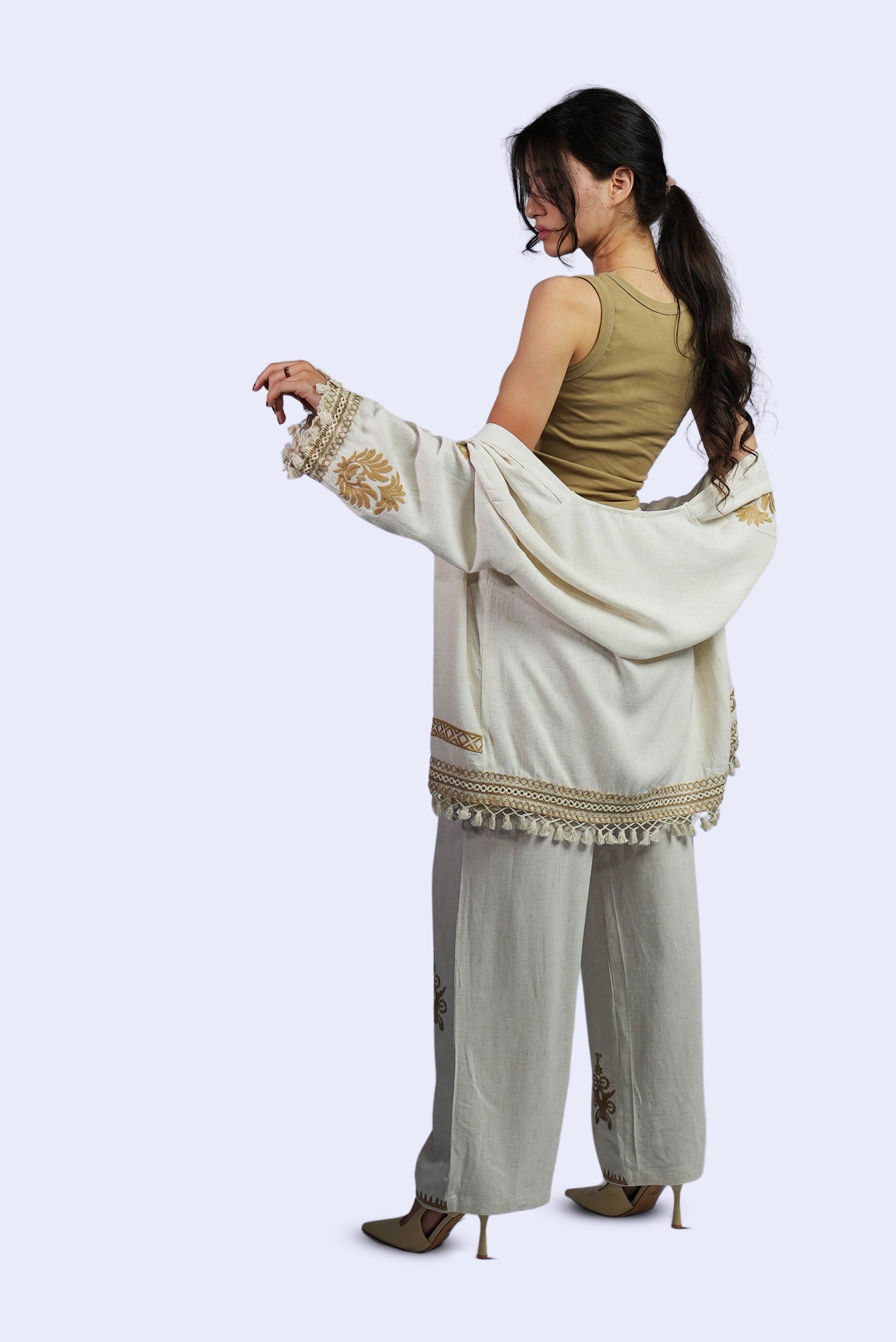 Ensemble écru à broderies dorées