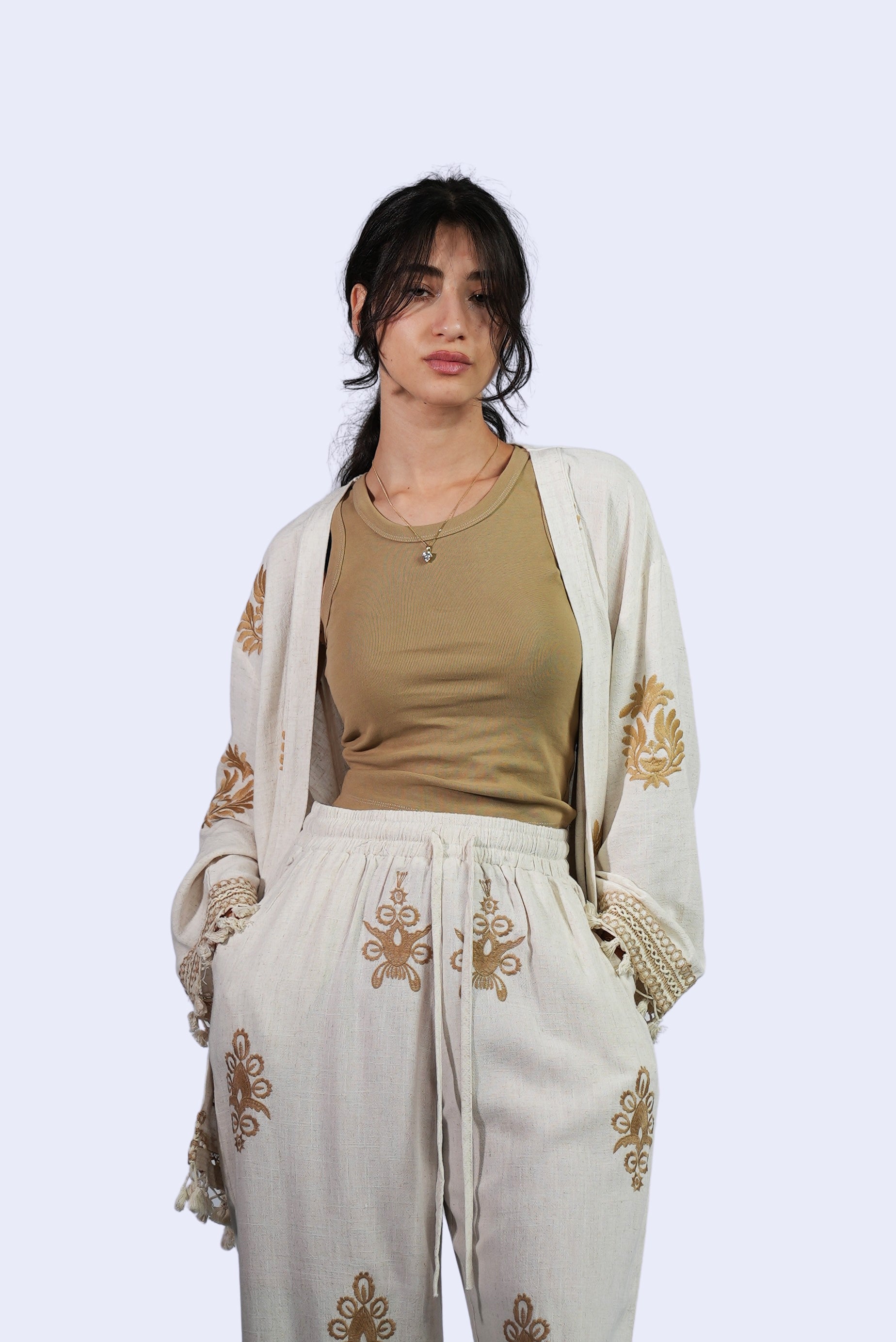 Ensemble écru à broderies dorées