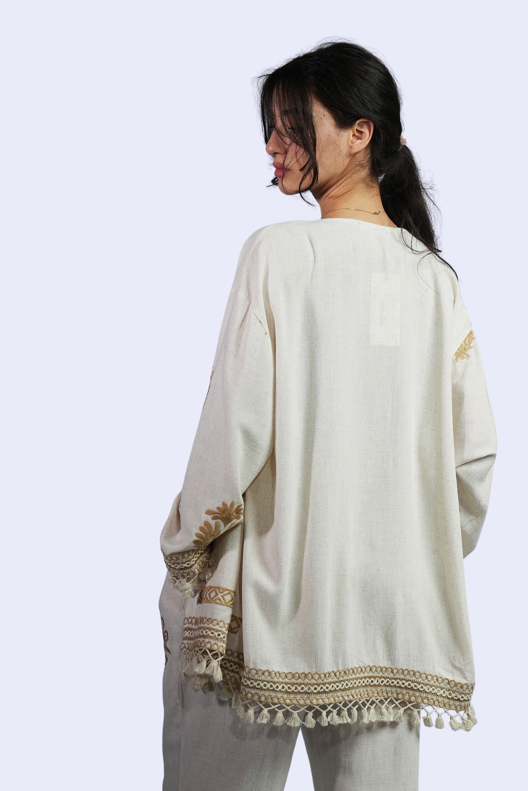 Ensemble écru à broderies dorées