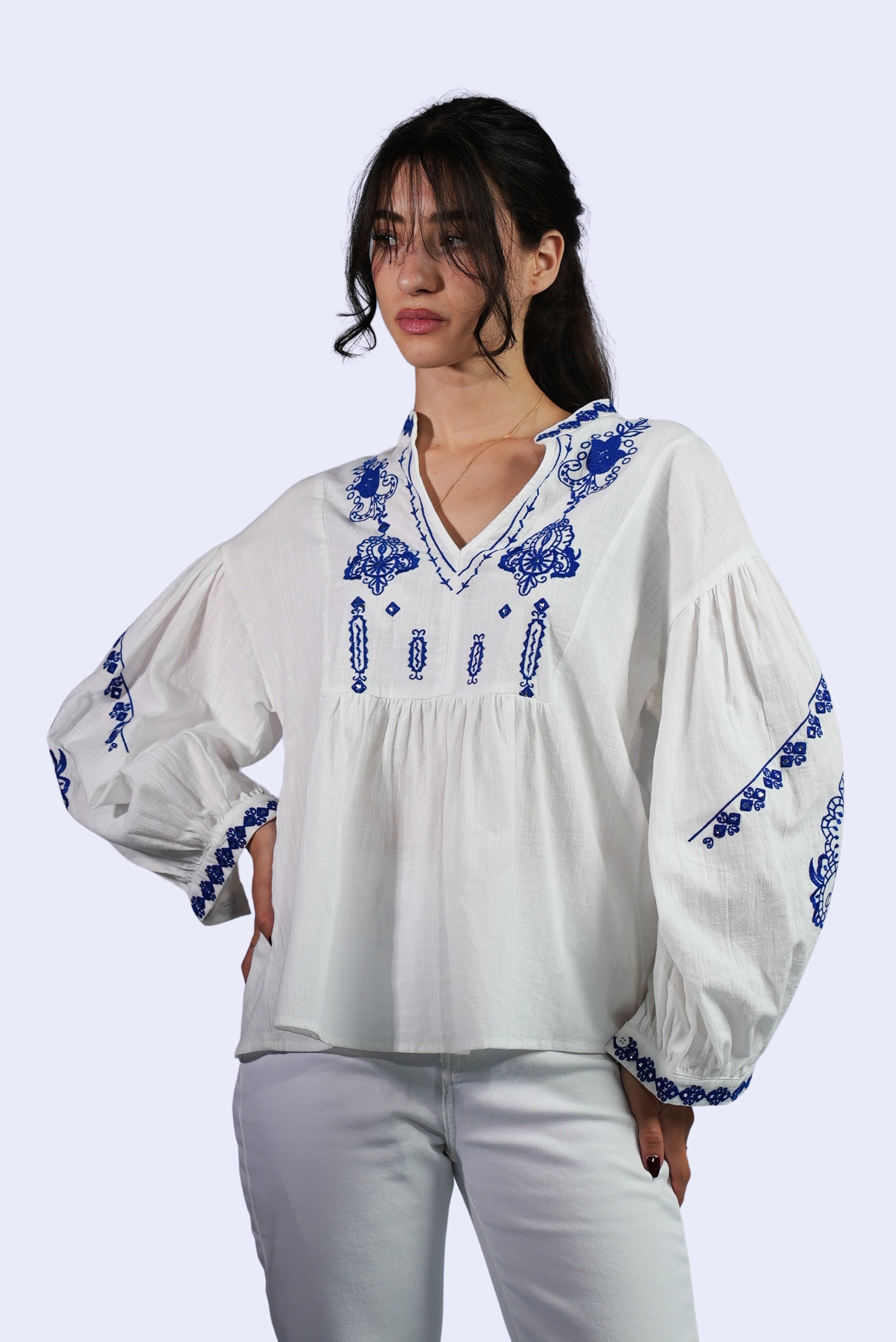 Blouse blanche brodée bleu royal