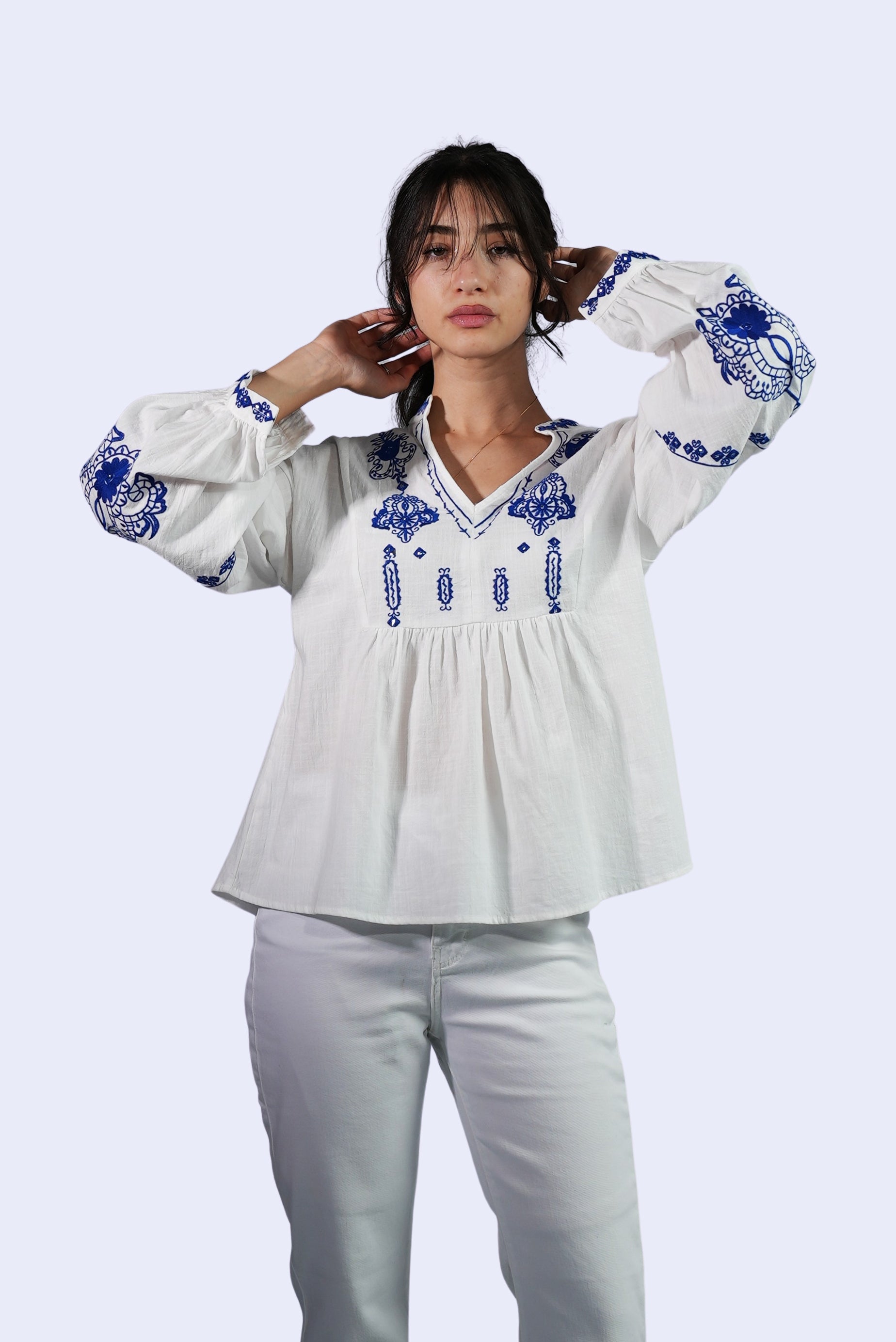 Blouse blanche brodée bleu royal