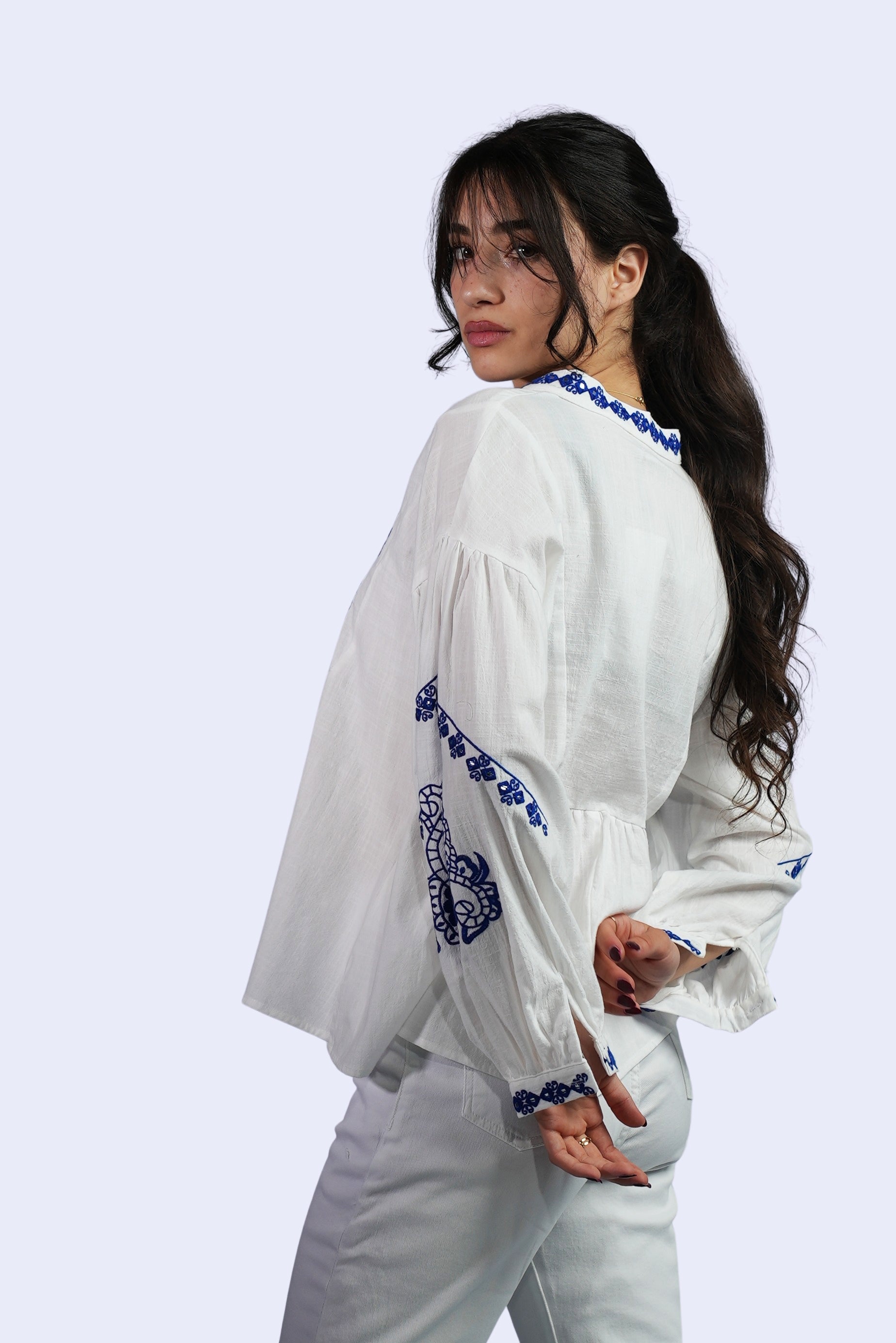 Blouse blanche brodée bleu royal