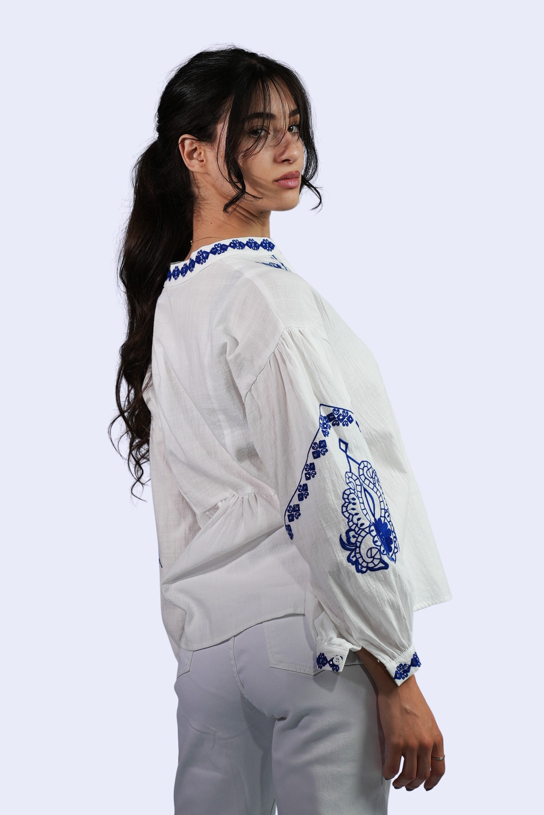 Blouse blanche brodée bleu royal