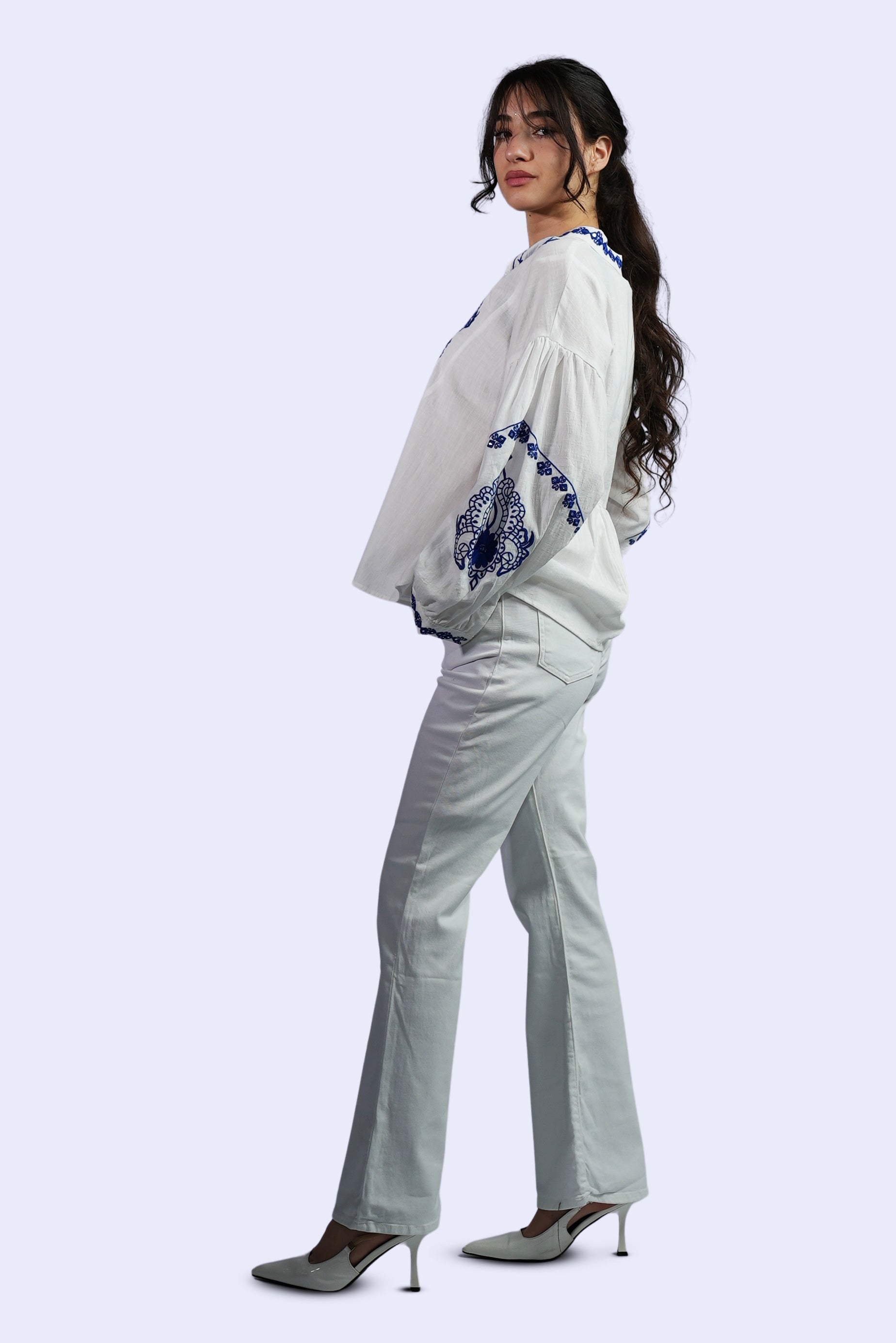 Blouse blanche brodée bleu royal