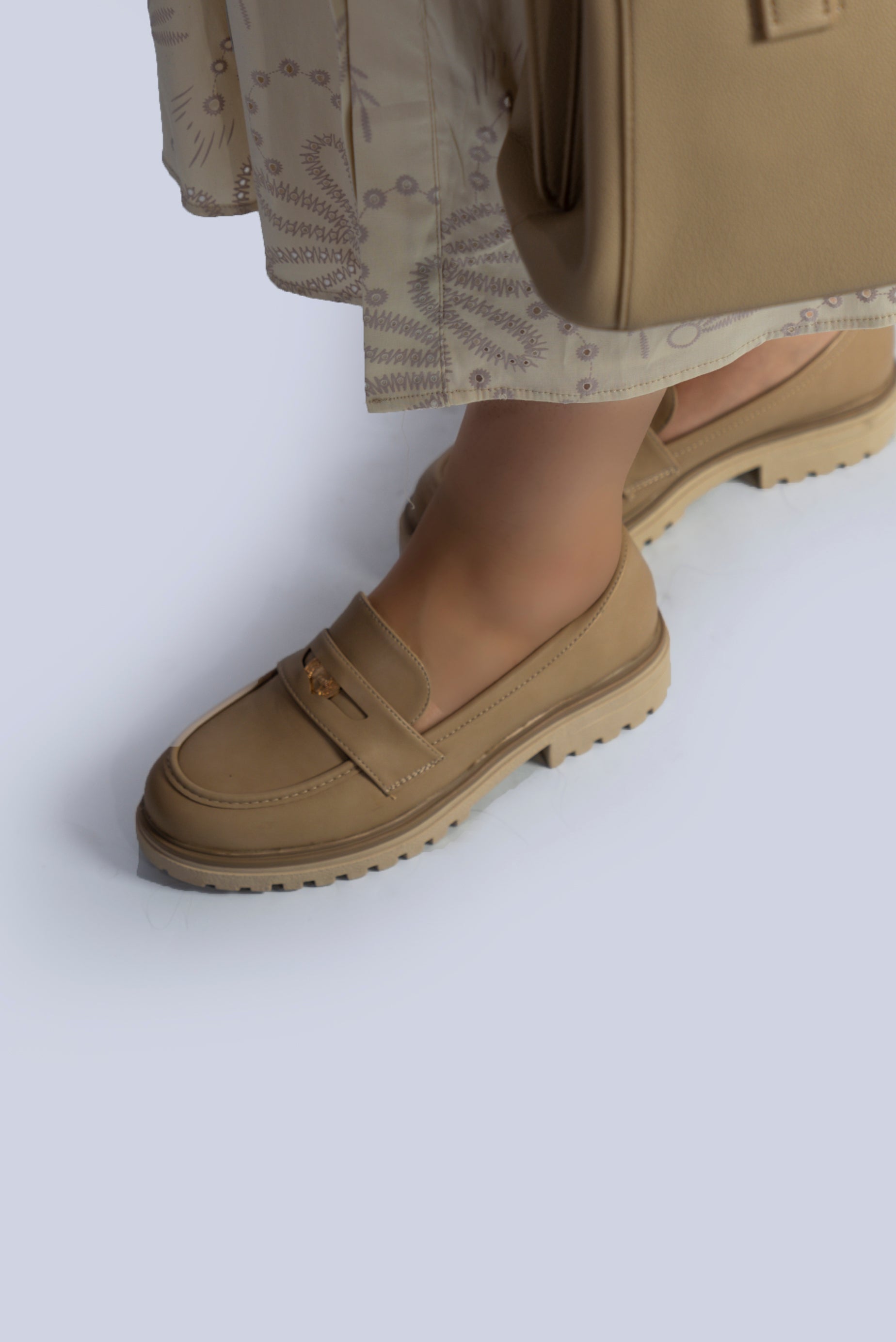 mocassin avec détail métallique doré