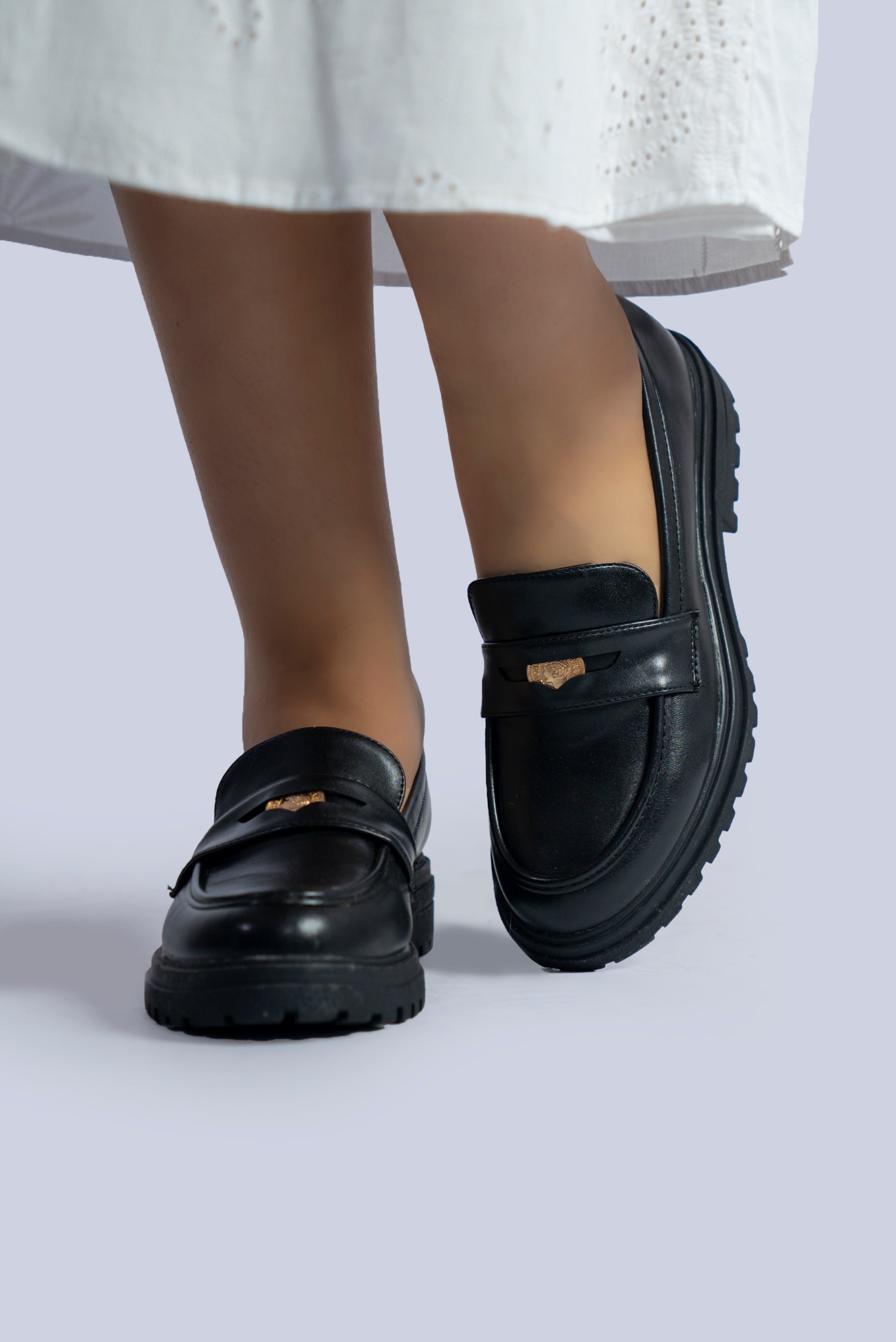 mocassin avec détail métallique doré