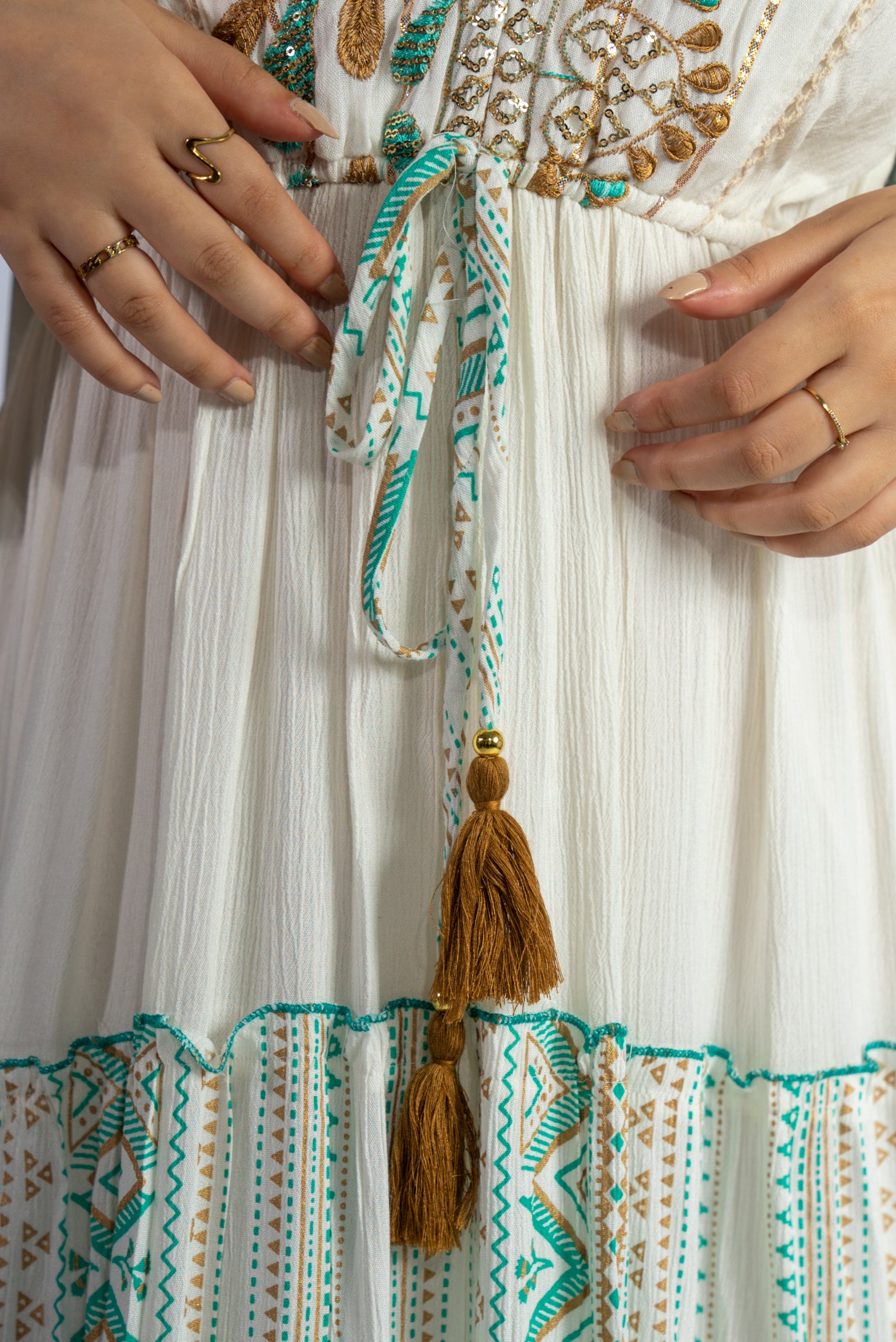 Robe longue blanche à broderies