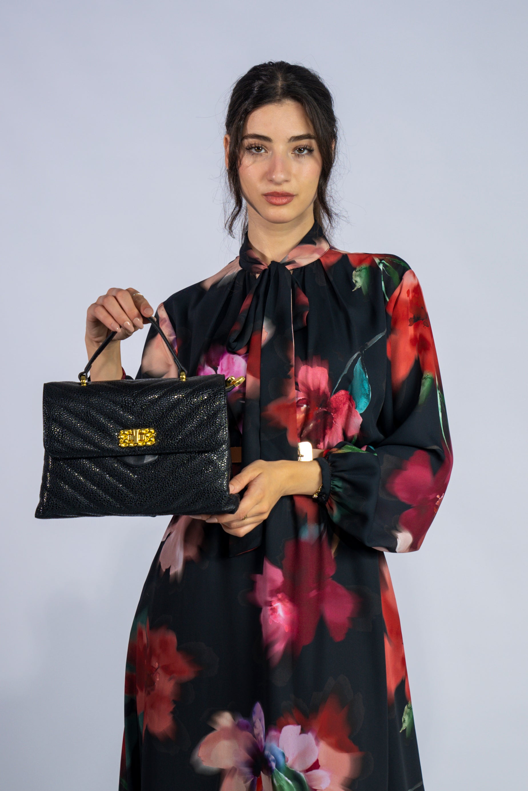 Sac souple avec rabat et boucle brillante