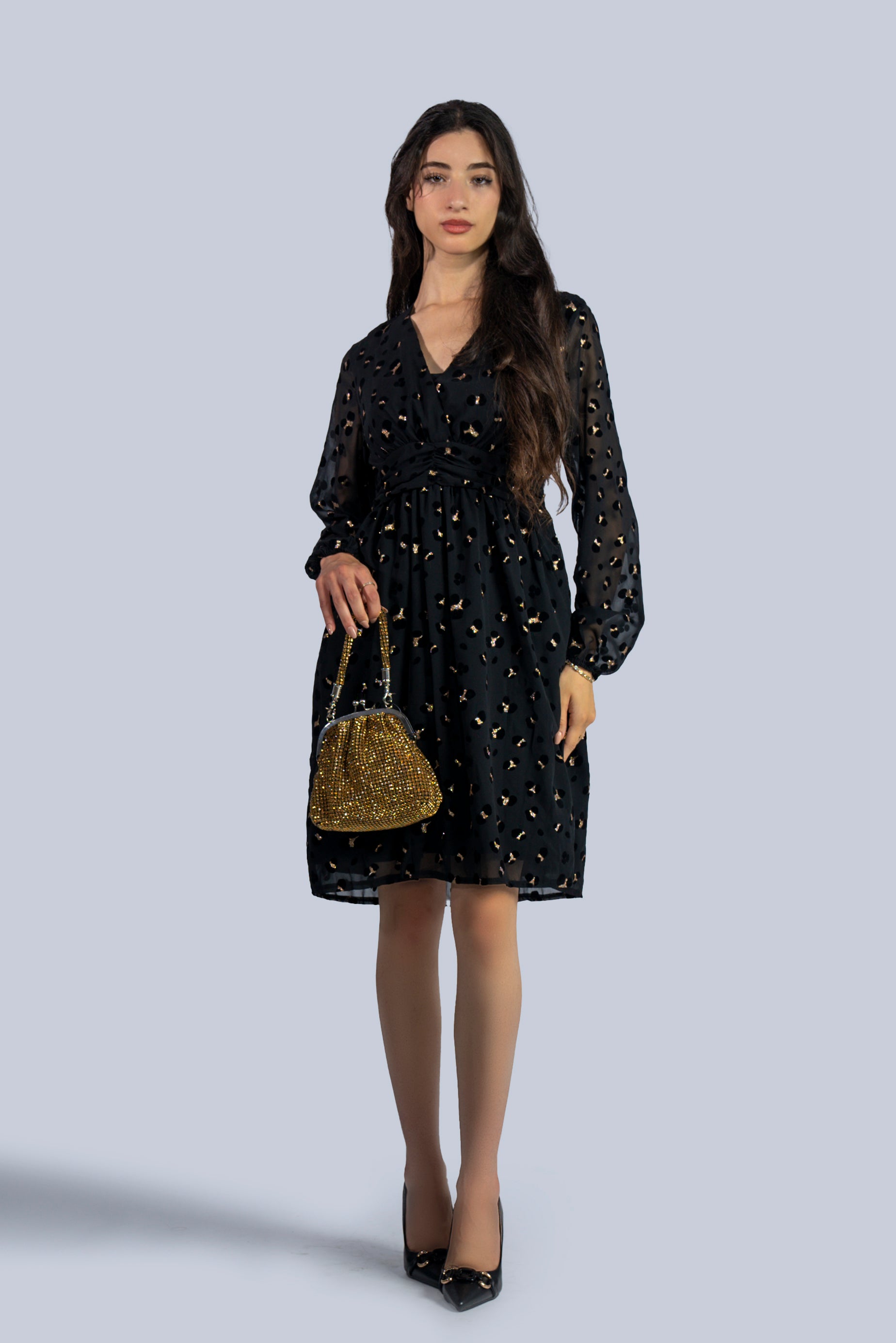 Robe noire courte à motifs discrets