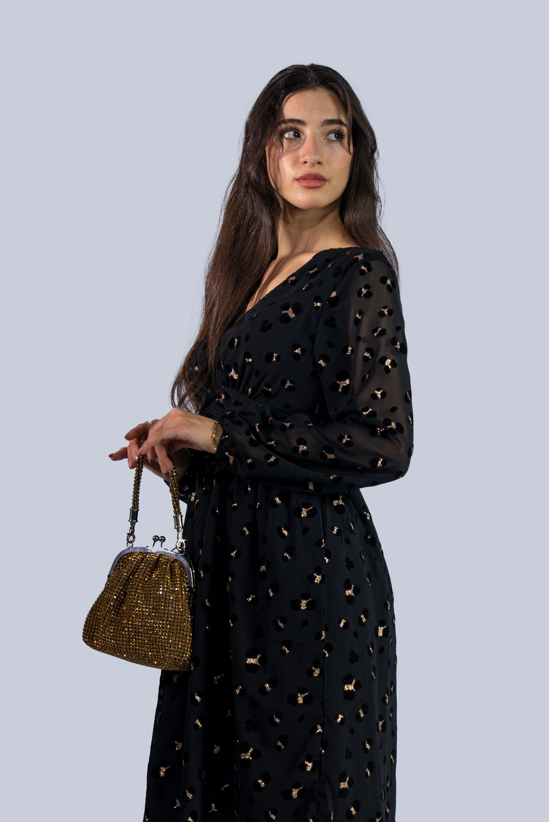 Robe noire courte à motifs discrets