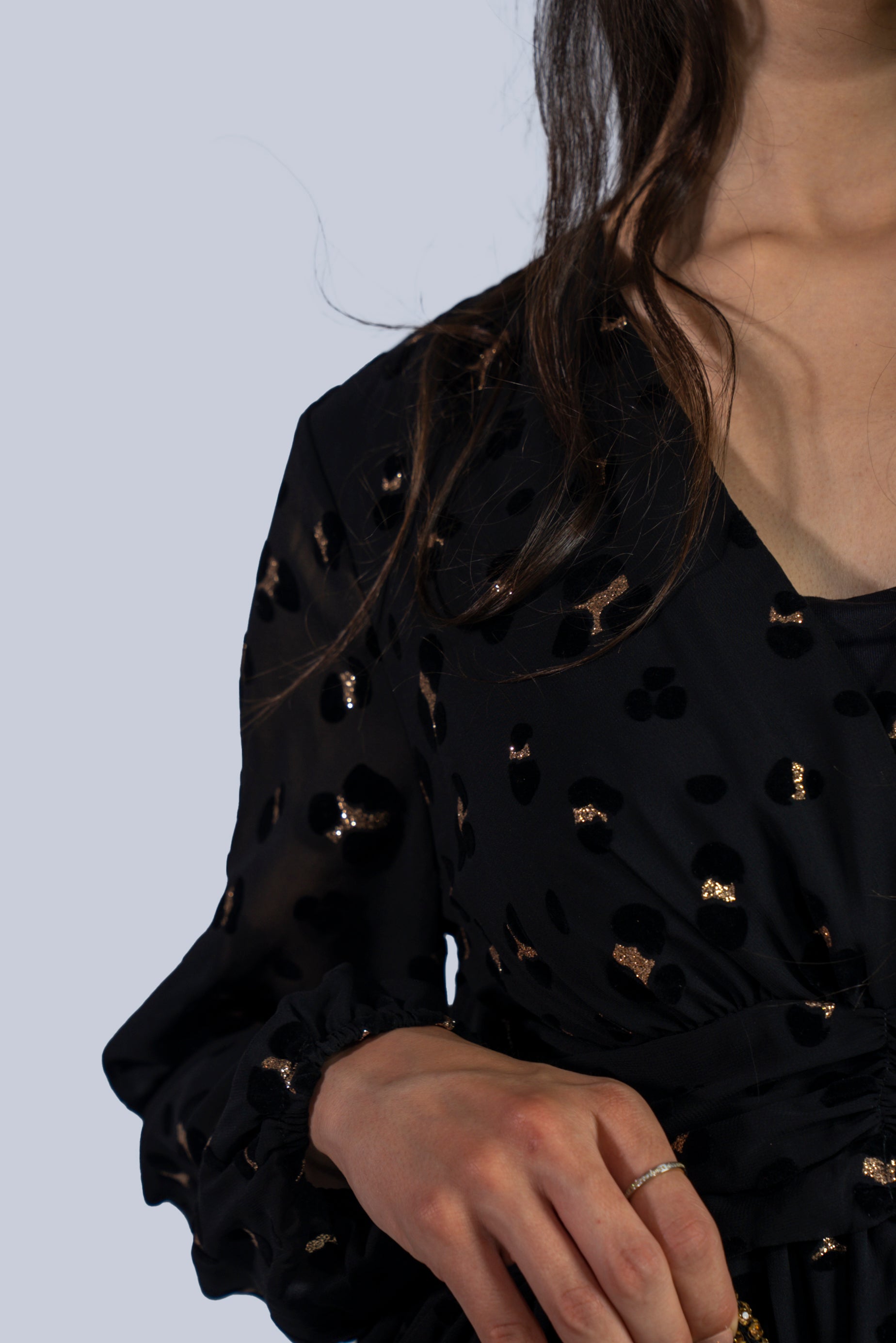 Robe noire courte à motifs discrets