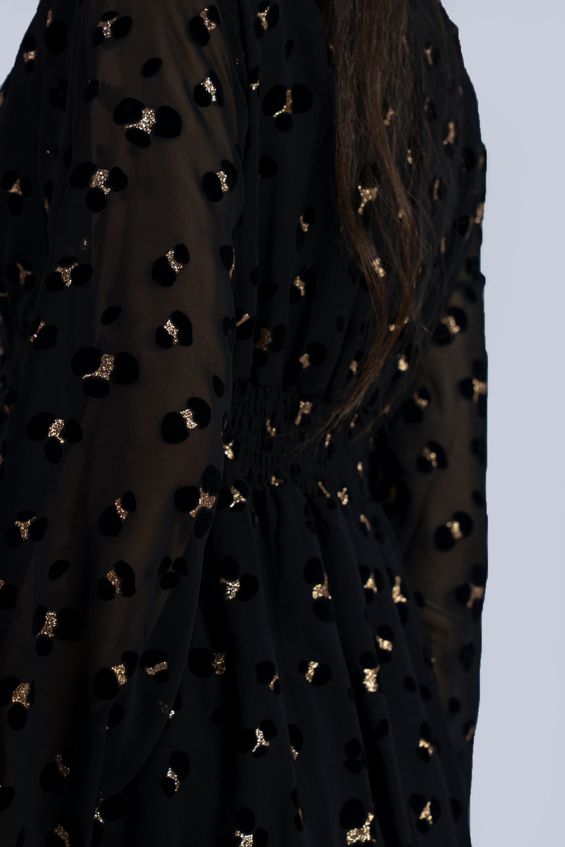 Robe noire courte à motifs discrets