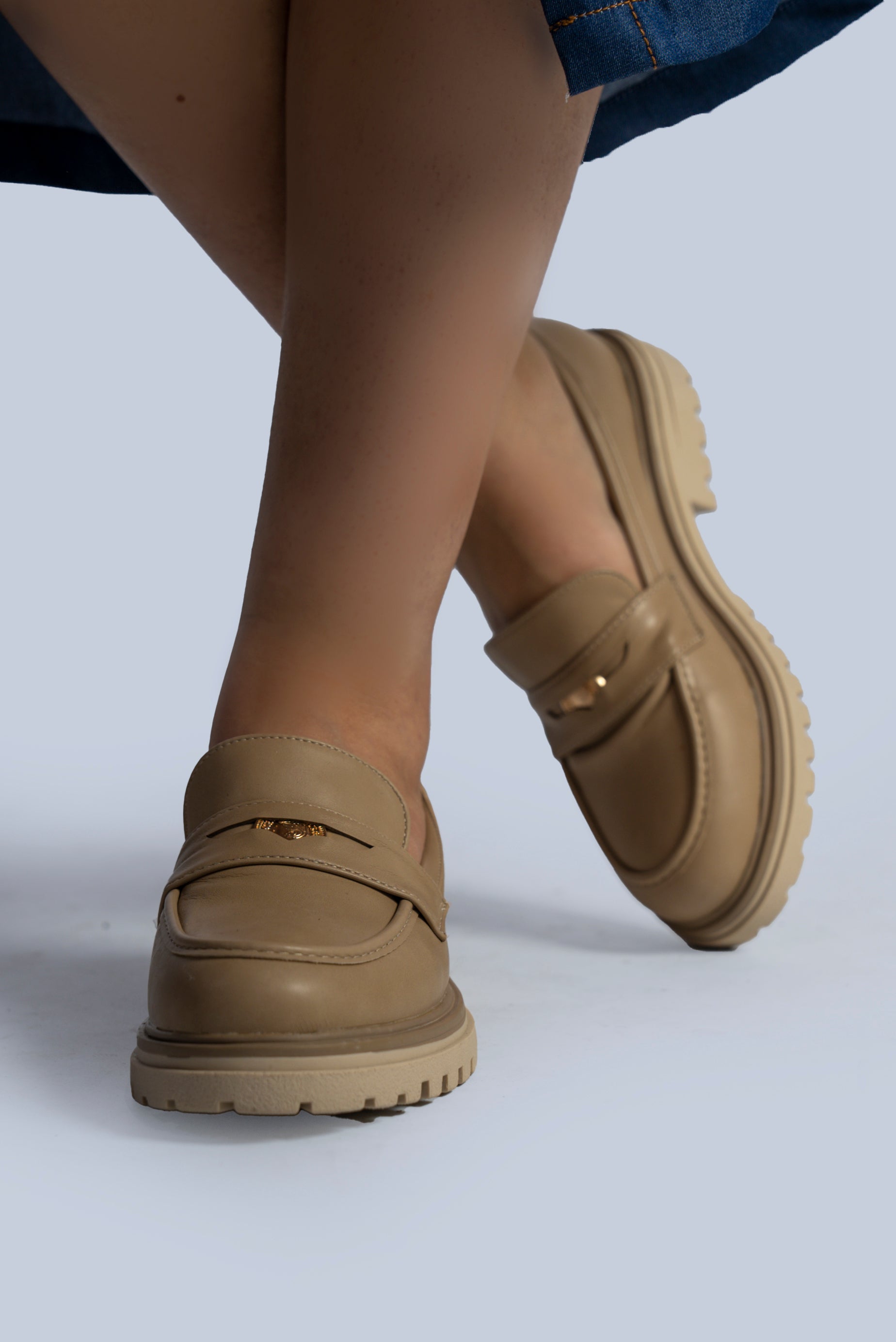 mocassin avec détail métallique doré