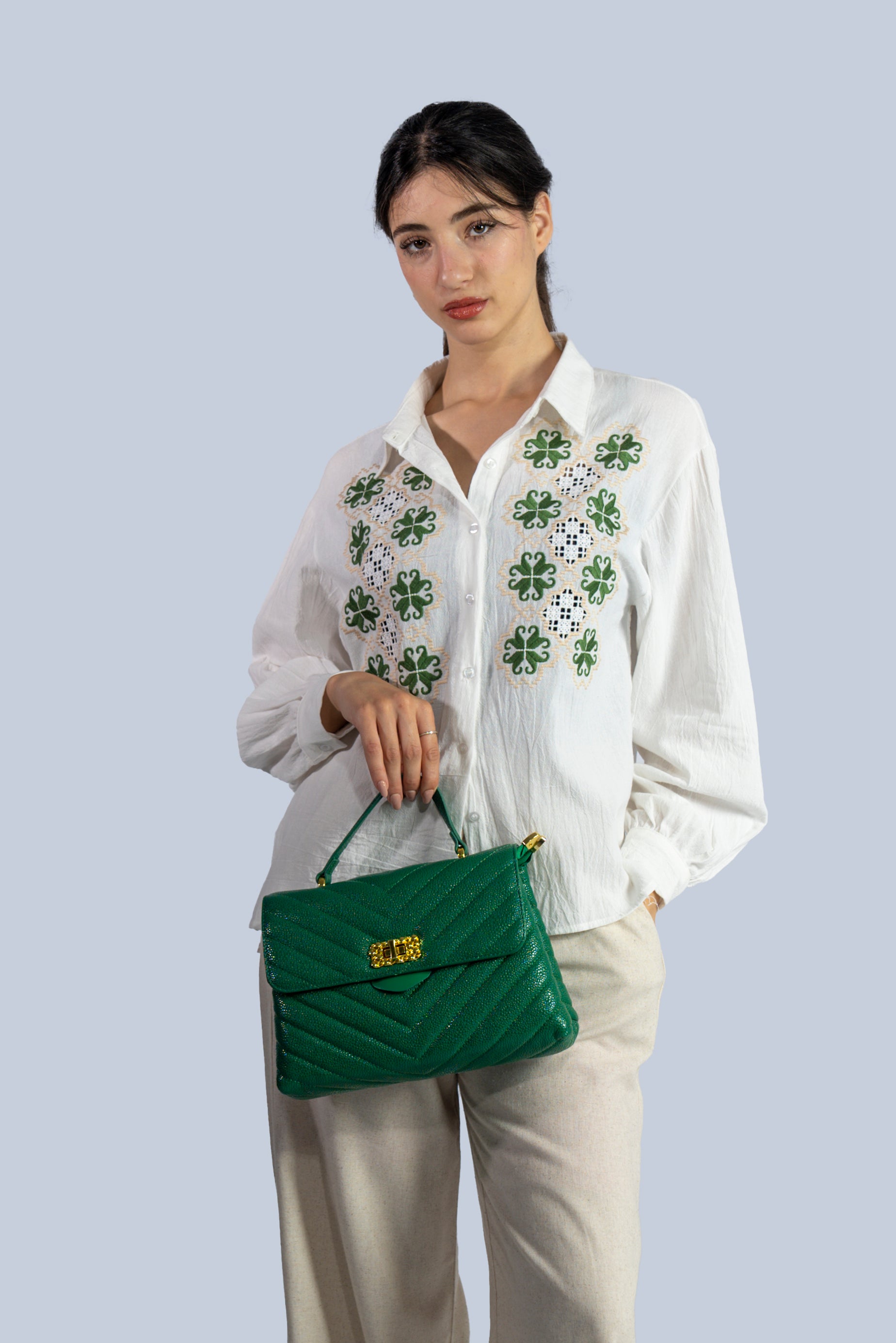 Chemise blanche avec broderie florale